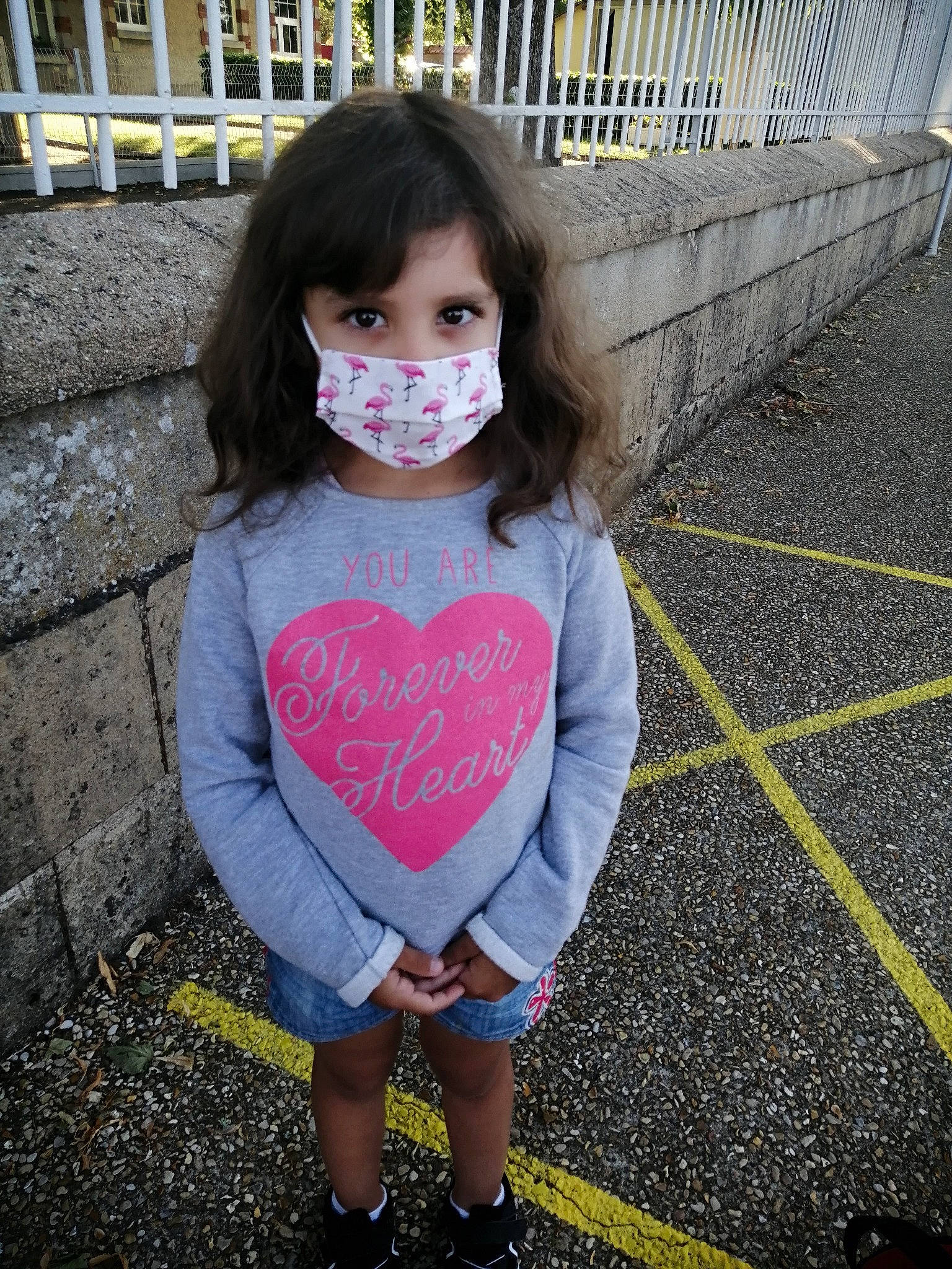 Lyna participe au concours pour gagner de l'argent avec cette photo : asphalt, baby_toddler_clothing, bangs, child, cool, denim, eye, eyewear, fashion_accessory, fun, grass, happy, hime_cut, magenta, pattern, person, personal_protective_equipment, road_surface, sleeve, t_shirt