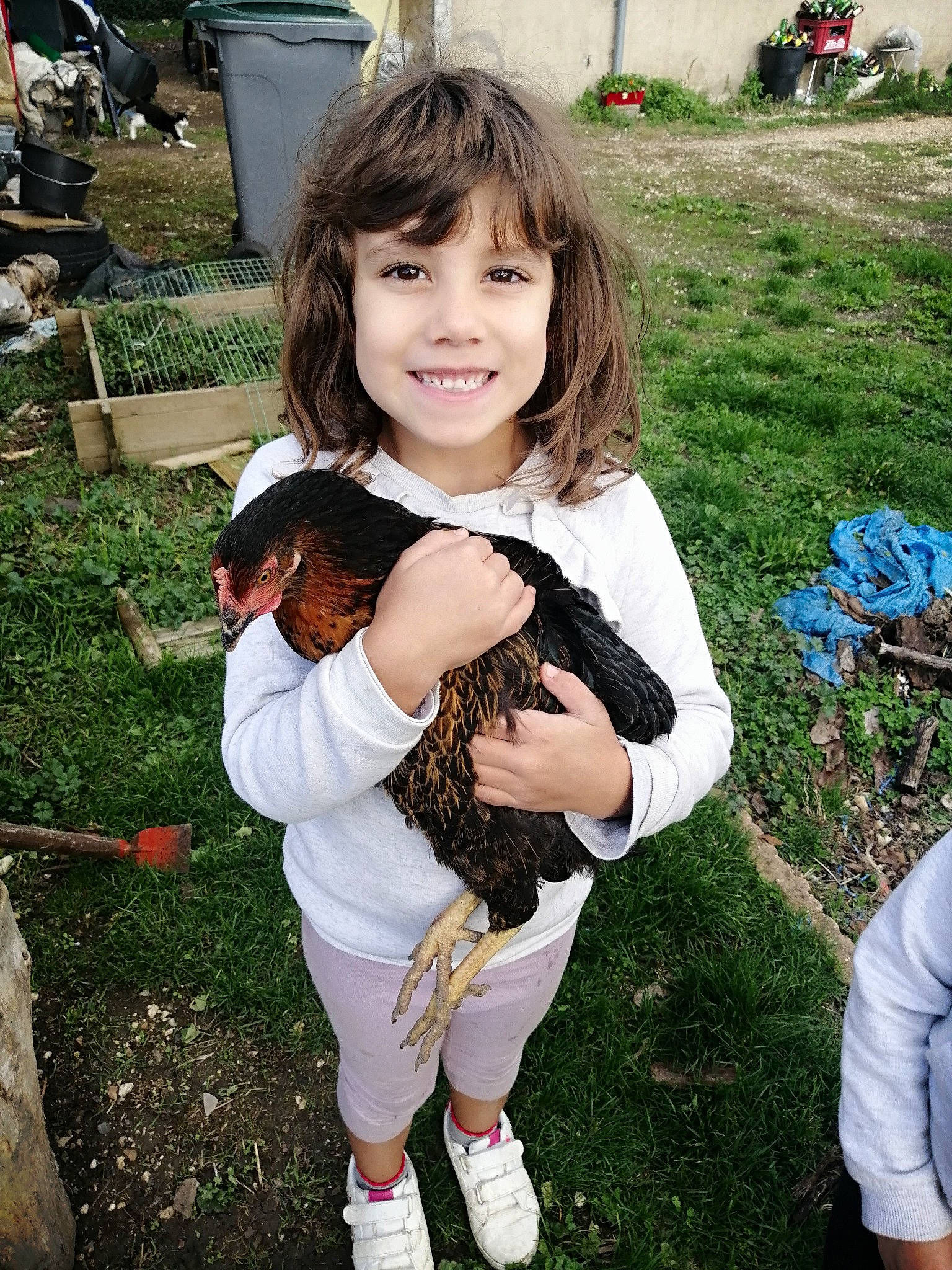 Lyna a rejoint le concours — aidez-le/la à gagner de superbes lots ! child, fun, fur, garden, glove, grass, happy, joy, lawn, leisure, people_in_nature, person, plant, shoe, sitting, smile, sneakers, soil, thumb, toddler