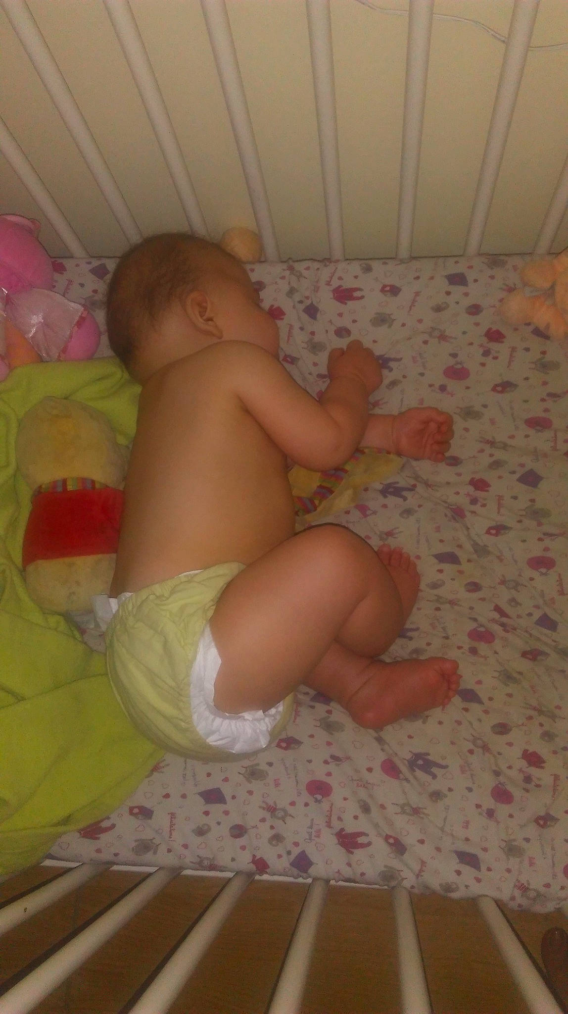 Lyna participe au concours pour gagner de l'argent avec cette photo : abdomen, baby, chest, comfort, diaper, finger, floor, hand, head, human_body, knee, leg, person, pink, skin, stomach, textile, thigh, thumb, toddler