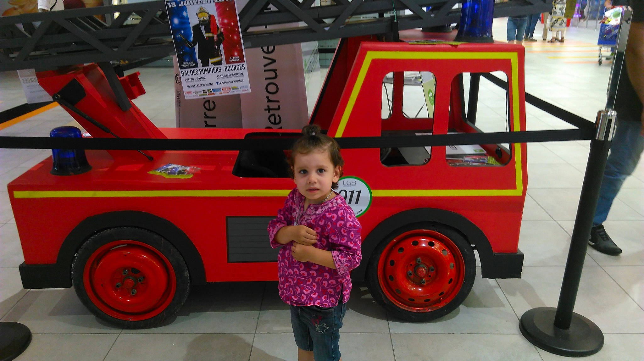 Lyna a rejoint le concours — aidez-le/la à gagner de superbes lots ! automotive_design, automotive_exterior, automotive_tire, automotive_wheel_system, child, city, commercial_vehicle, event, fun, leisure, motor_vehicle, person, playground, recreation, shorts, t_shirt, tire, toddler, tread, vehicle