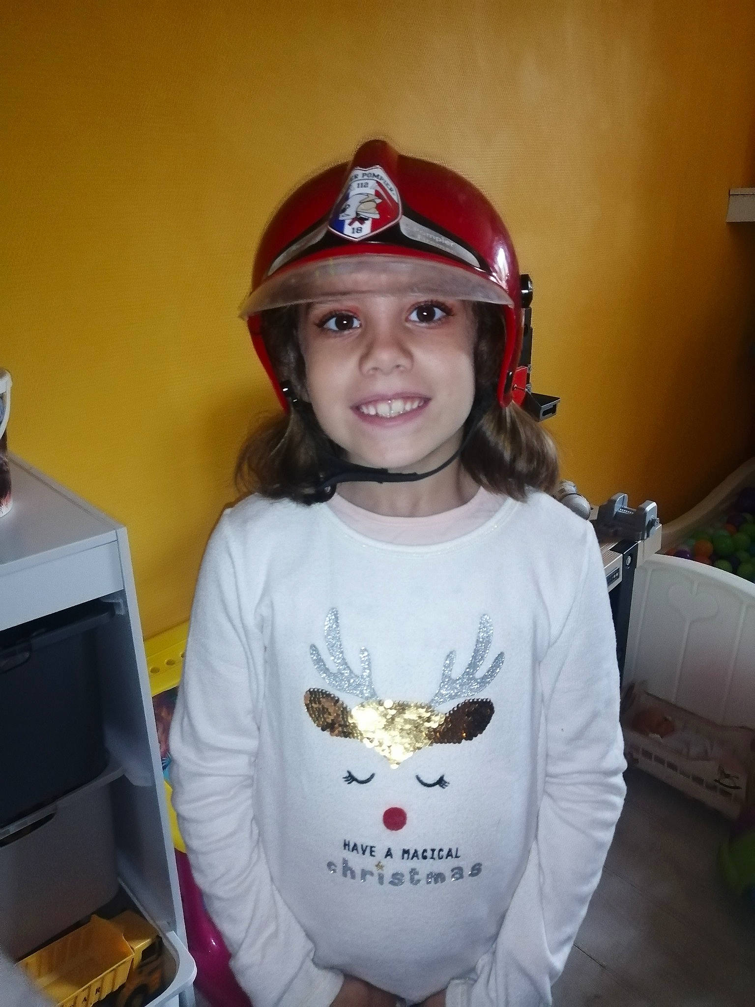 Lyna a rejoint le concours — aidez-le/la à gagner de superbes lots ! baseball_cap, cap, child, computer_keyboard, fashion_accessory, fun, gadget, happy, hard_hat, headwear, helmet, home_appliance, joy, output_device, person, personal_protective_equipment, recreation, sleeve, smile, sports_gear