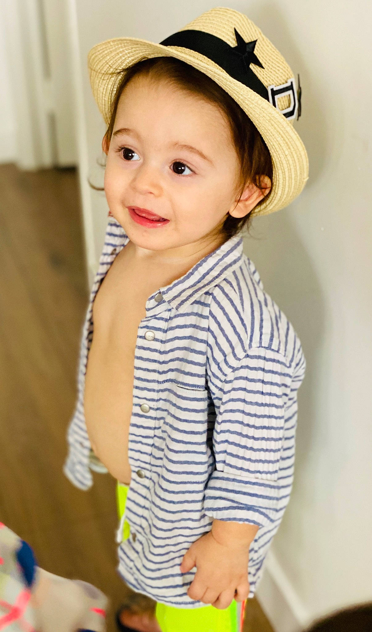 Dayan participe au concours pour gagner de l'argent avec cette photo : baby, baby_toddler_clothing, baseball_cap, beauty, cap, child, child_model, clothing, fashion_accessory, hat, headgear, joy, long_sleeved_t_shirt, neck, outerwear, person, product, sleeve, sun_hat, t_shirt