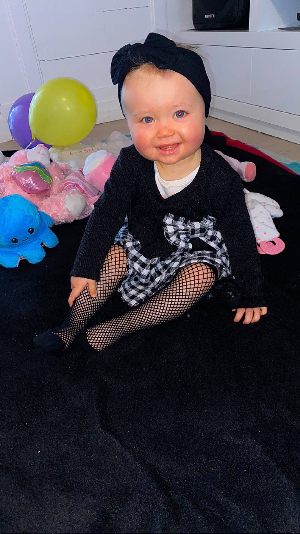 Léonie a rejoint le concours — aidez-le/la à gagner de superbes lots ! baby_toddler_clothing, balloon, black, child, facial_expression, flash_photography, flooring, fun, hairstyle, happy, head, joy, magenta, pattern, person, pink, skin, sleeve, smile, standing