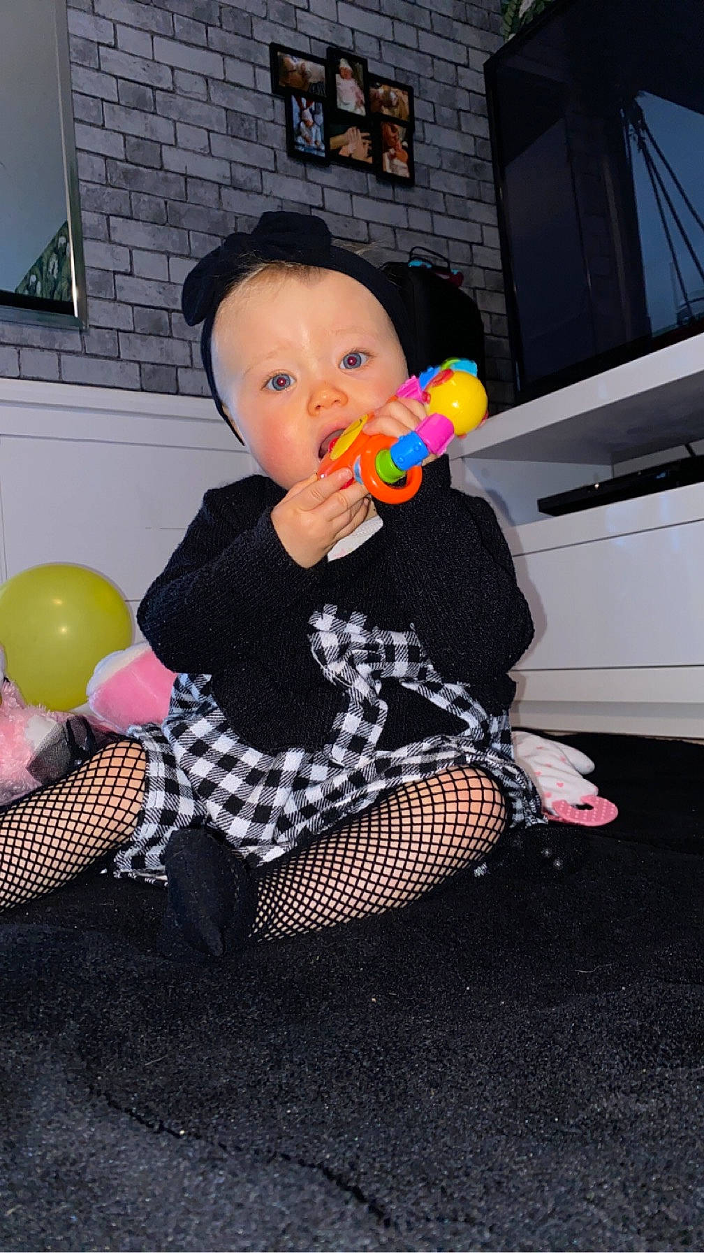 Léonie a rejoint le concours — aidez-le/la à gagner de superbes lots ! balloon, child, event, flooring, fun, happy, party, party_supply, pattern, person, picture_frame, play, room, sitting, television, toddler, vehicle_door, window