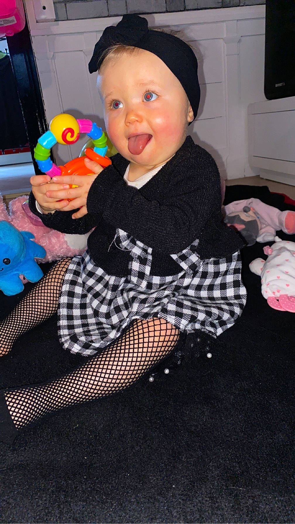 Léonie a rejoint le concours — aidez-le/la à gagner de superbes lots ! baby, baby_playing_with_toys, baby_toddler_clothing, cap, child, flooring, fun, happy, headwear, party_supply, pattern, person, plaid, play, room, sitting, sleeve, smile, sock, television