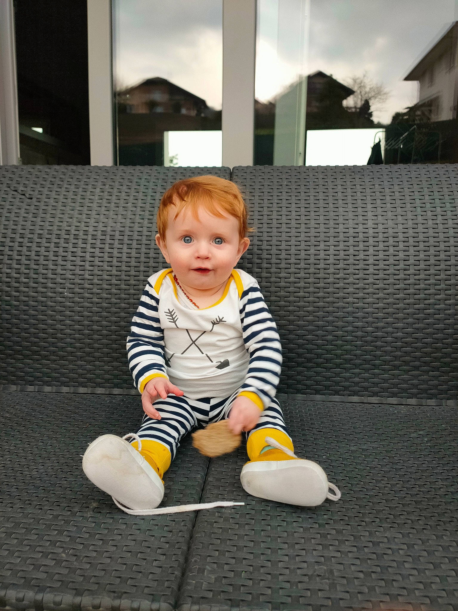 Maélo a rejoint le concours — aidez-le/la à gagner de superbes lots ! baby, baby_toddler_clothing, child, couch, flash_photography, flooring, fun, happy, human_leg, knee, pattern, person, portrait_photography, room, sitting, sky, sleeve, t_shirt, toddler, vacation