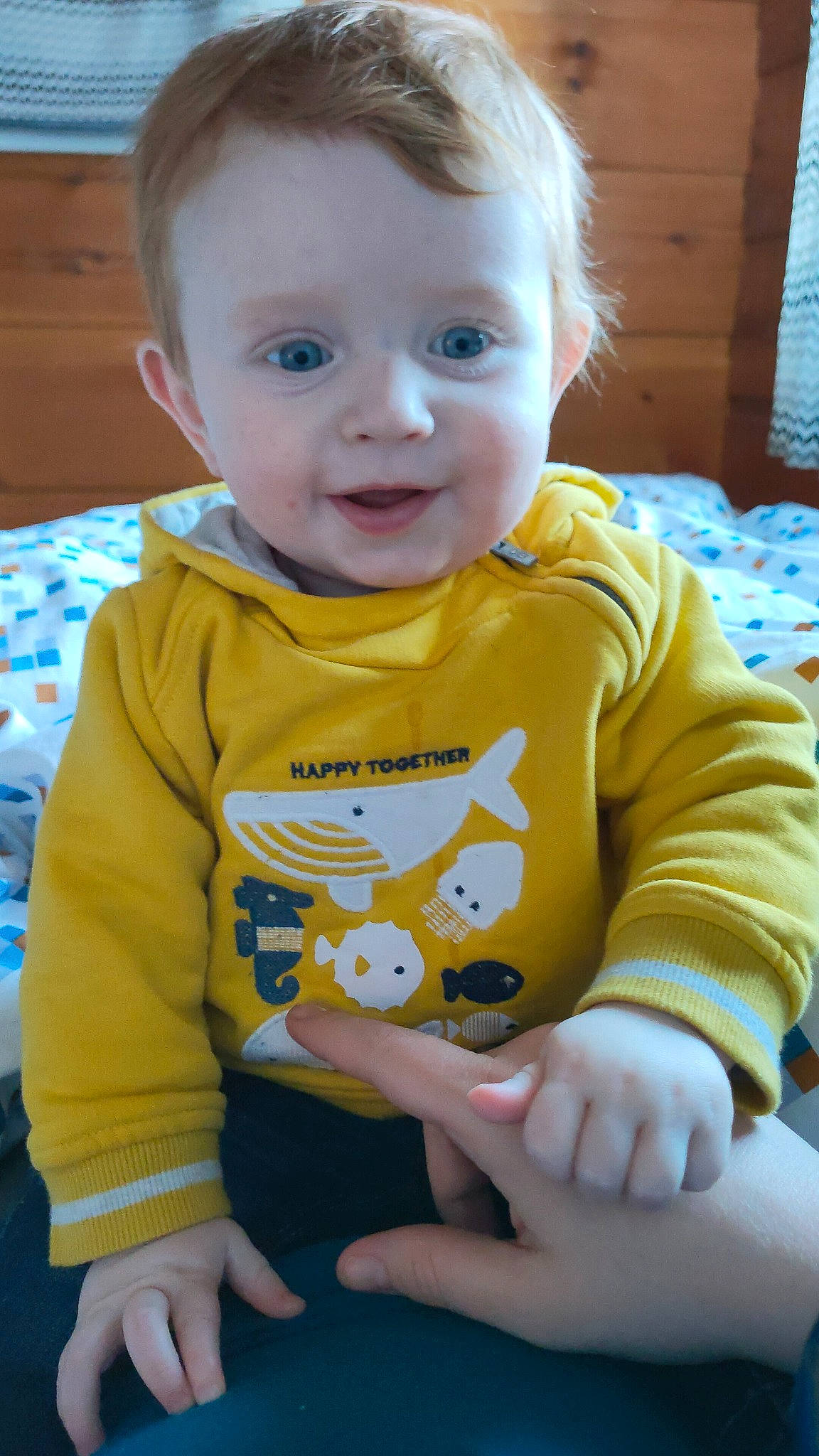 Maélo participe au concours pour gagner de l'argent avec cette photo : arm, baby, baby_toddler_clothing, blue, cheek, child, eye, face, facial_expression, hair, hairstyle, hand, head, human_body, iris, nose, person, skin, sleeve, smile