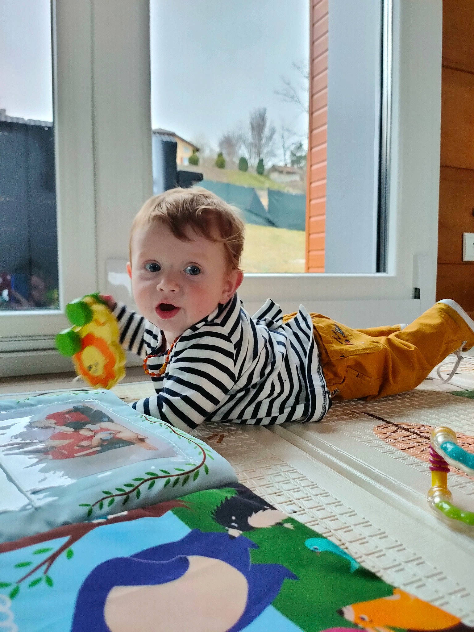 Maélo participe au concours pour gagner de l'argent avec cette photo : art, baby, baby_toddler_clothing, child, floor, flooring, fun, illustration, leisure, pattern, person, play, room, summer, surprise, t_shirt, table, toddler, tree, visual_arts