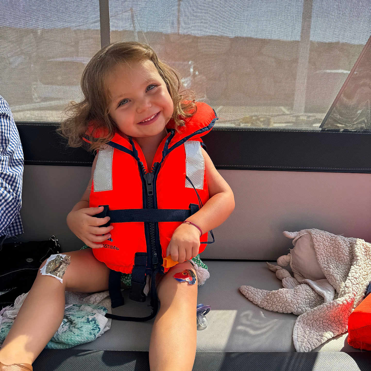 Pia a rejoint le concours — aidez-le/la à gagner de superbes lots ! accessories, bag, child, clothing, couch, face, female, footwear, furniture, girl, handbag, head, lifejacket, person, photography, portrait, sandal, shoe, sitting, vest