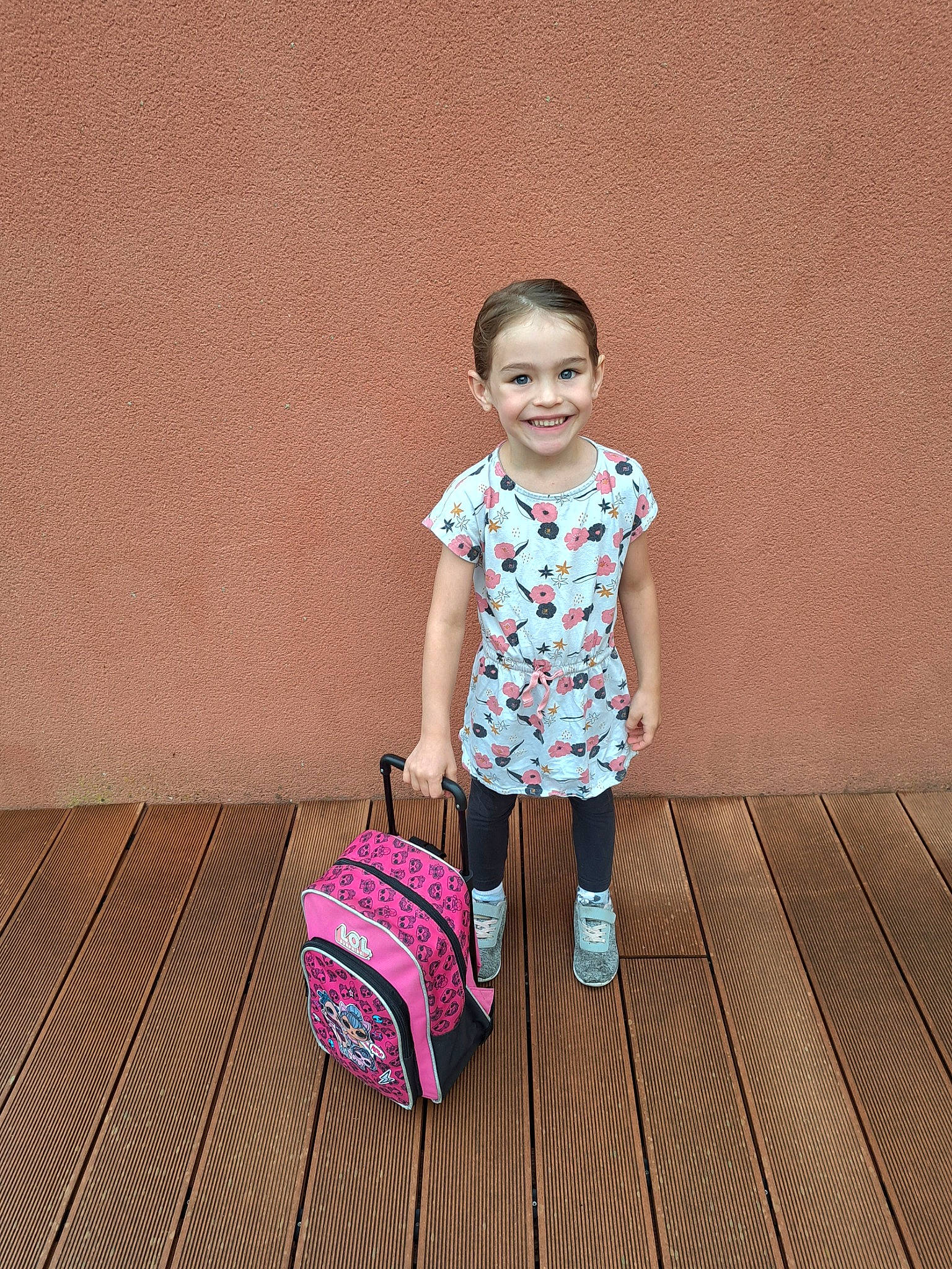 Léana a rejoint le concours — aidez-le/la à gagner de superbes lots ! baby_toddler_clothing, bag, baggage, child, fashion_accessory, floor, flooring, happy, hardwood, joy, luggage_and_bags, magenta, pattern, person, pink, sitting, sleeve, smile, tints_and_shades, toddler