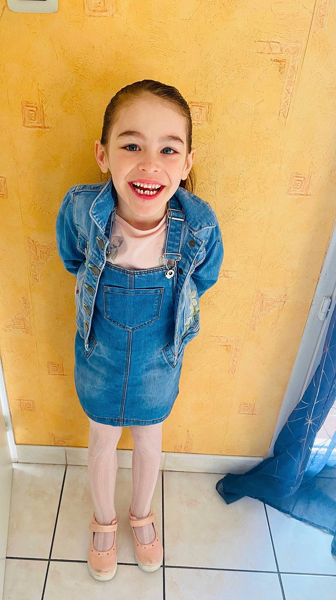 Léana a rejoint le concours — aidez-le/la à gagner de superbes lots ! boy, child, clothing, coat, face, footwear, happy, head, jacket, jeans, male, pants, person, photography, portrait, sandal, shoe, sleeve, smile, standing
