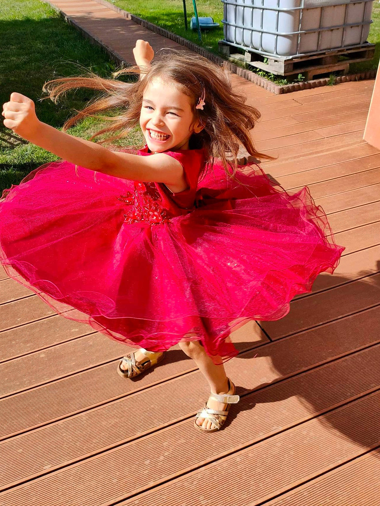 Léana participe au concours pour gagner de l'argent avec cette photo : child, costume, dance, entertainment, event, fashion_accessory, flooring, fun, grass, green, happy, joy, leisure, magenta, performing_arts, person, pink, plant, purple, recreation