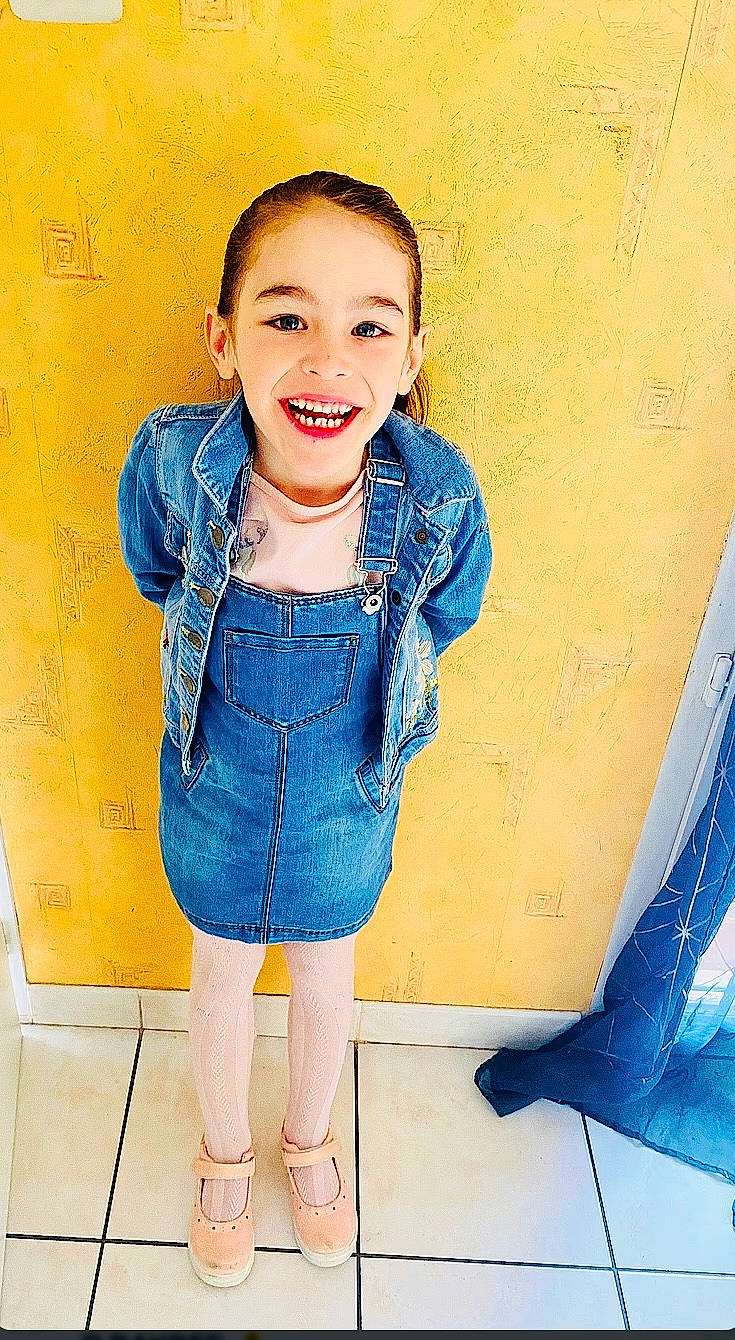 Léana a rejoint le concours — aidez-le/la à gagner de superbes lots ! child, clothing, coat, face, female, footwear, girl, hair, happy, head, jacket, jeans, pants, person, photography, portrait, shoe, sleeve, smile, standing