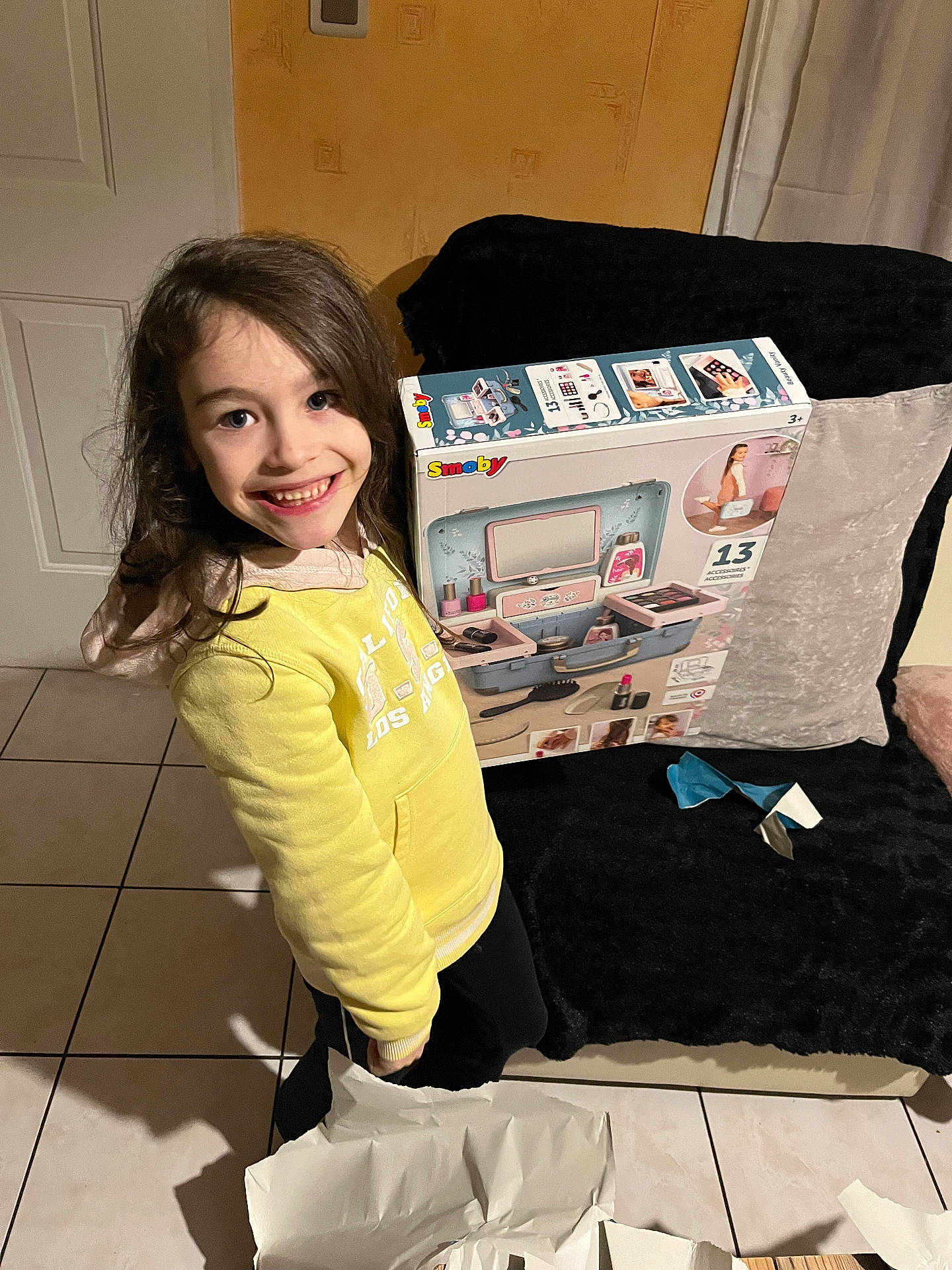 Léana a rejoint le concours — aidez-le/la à gagner de superbes lots ! advertisement, architecture, bodypart, child, couch, cushion, face, female, finger, furniture, girl, hand, head, homedecor, indoors, interiordesign, person, photography, portrait, sitting