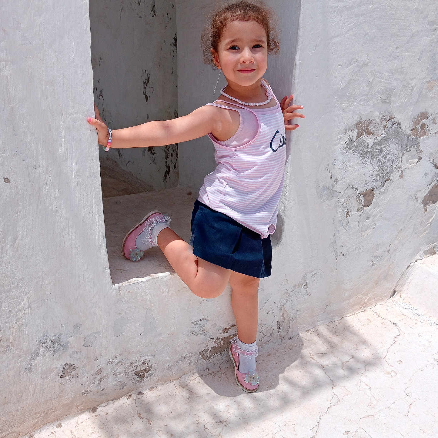 élae participe au concours pour gagner de l'argent avec cette photo : accessories, bodypart, bracelet, child, clothing, dress, face, female, finger, footwear, girl, hand, head, jewelry, path, person, shoe, shorts, skirt, walkway