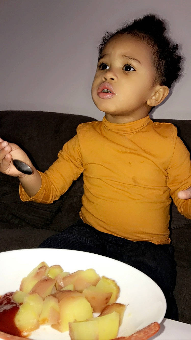 Iibrahima a rejoint le concours — aidez-le/la à gagner de superbes lots ! baby_toddler_clothing, chair, cheek, child, comfort_food, cooking, cuisine, dessert, dish, finger_food, food, ingredient, person, plate, potato, recipe, root_vegetable, t_shirt, tableware, toddler