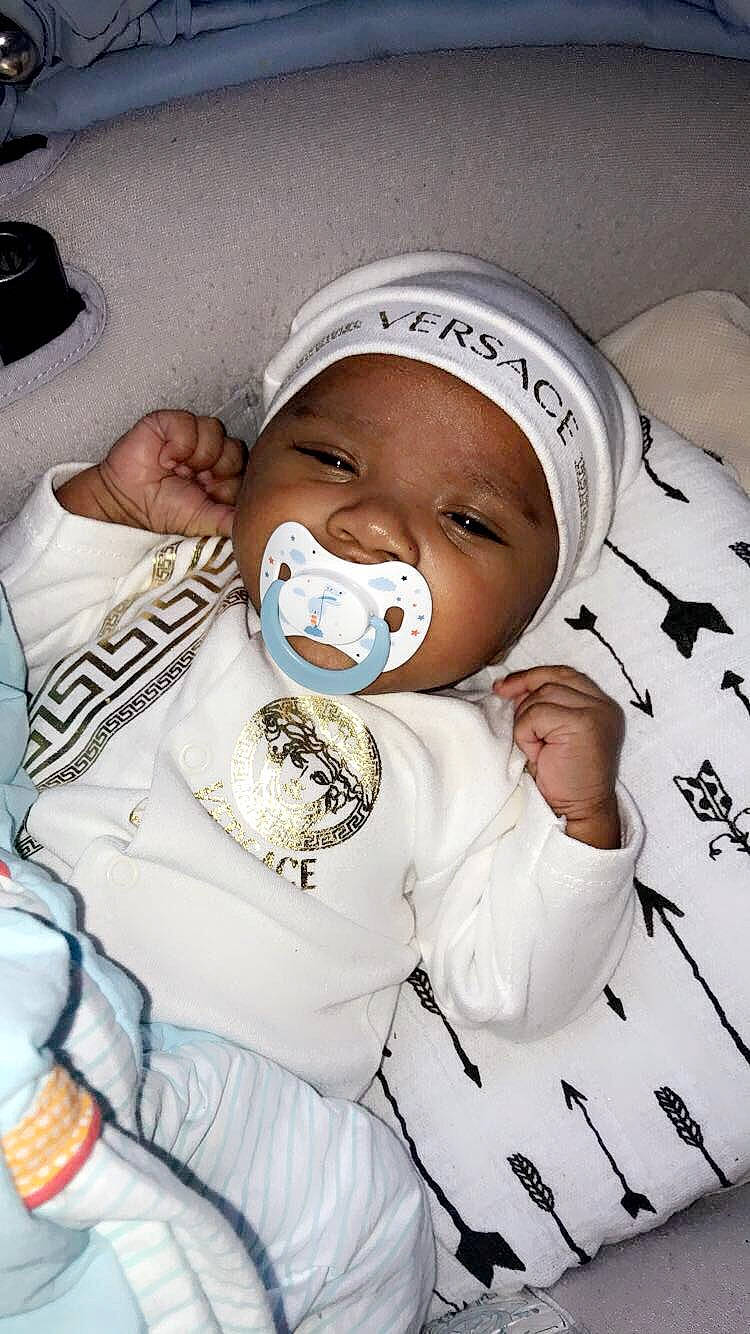 Iibrahima a rejoint le concours — aidez-le/la à gagner de superbes lots ! baby, baby_products, baby_safety, baby_sleeping, baby_toddler_clothing, bedtime, child, comfort, event, eye, facial_expression, gesture, happy, headwear, linens, mouth, person, room, service, sleeve