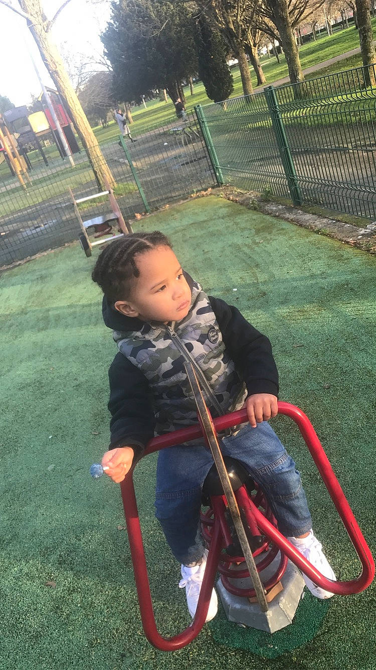 Iibrahima a rejoint le concours — aidez-le/la à gagner de superbes lots ! baby, baby_products, chair, child, city, fun, grass, leisure, mesh, outdoor_play_equipment, person, plant, play, playground, recreation, sitting, soil, swing, tire, toddler