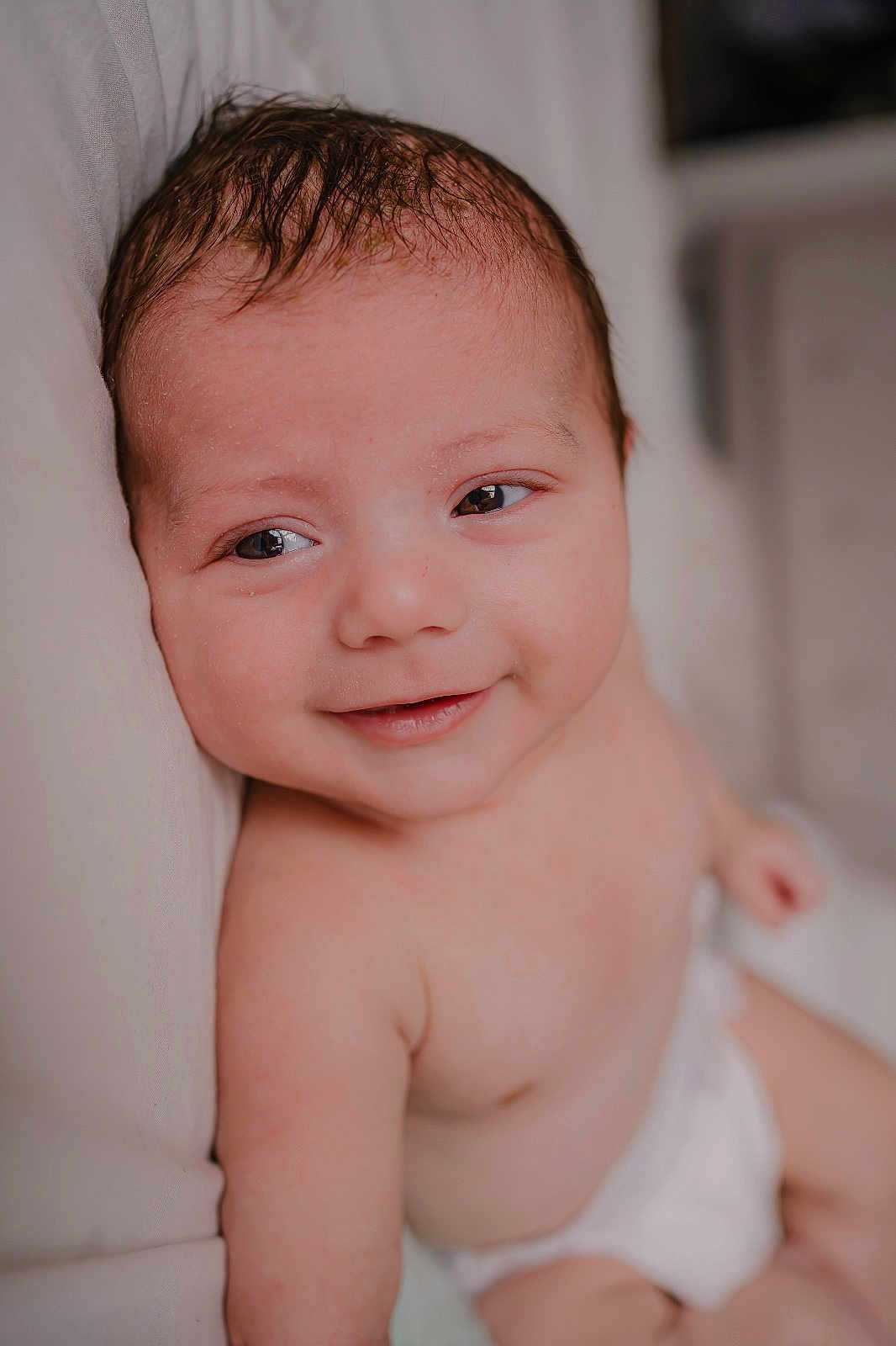 Ezio a rejoint le concours — aidez-le/la à gagner de superbes lots ! baby, infant, smile, face, skin, diaper, cushion, comfort, cute, expression, young_child, portrait, indoors, soft_light, close_up, person, head, eyes, mouth, bare_skin