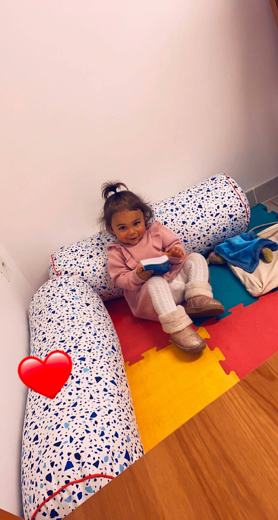 Kayla a rejoint le concours — aidez-le/la à gagner de superbes lots ! balloon, child, comfort, costume, event, fashion_design, flooring, fun, happy, hardwood, joy, leisure, person, play, room, sandal, shoulder, sitting, toddler, toy