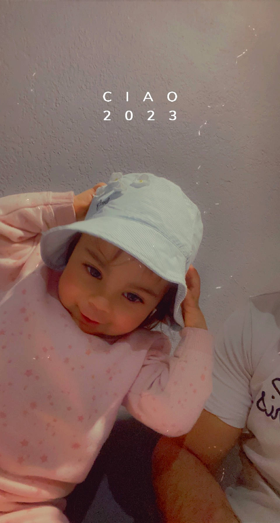 Kayla participe au concours pour gagner de l'argent avec cette photo : arm, baby, baby_toddler_clothing, baseball_cap, cap, child, elbow, fashion_accessory, flash_photography, gesture, hand, happy, hat, headgear, headwear, person, pink, skin, sleeve, smile