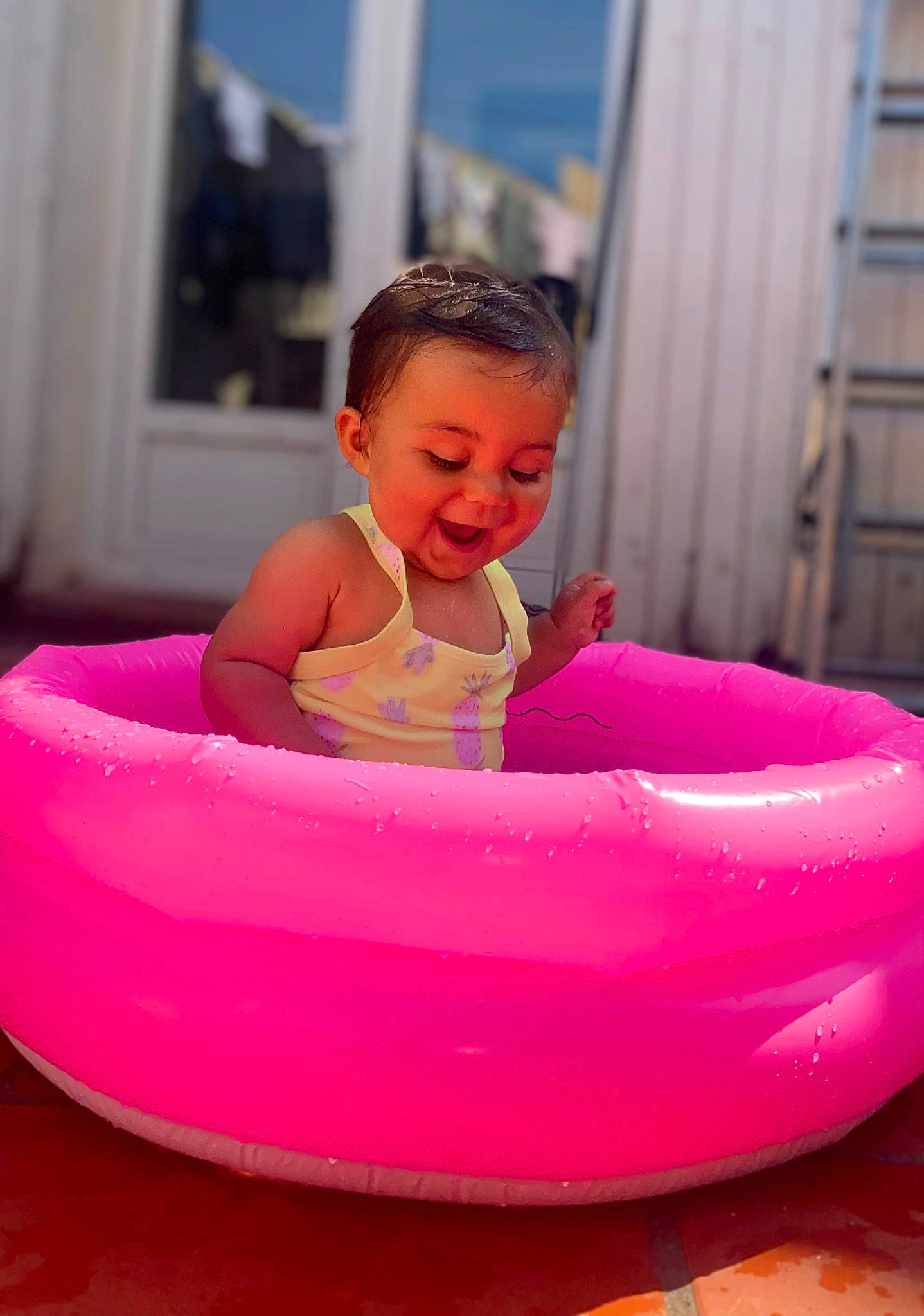Kayla a rejoint le concours — aidez-le/la à gagner de superbes lots ! baby, baby_bathing, baby_products, baby_toddler_clothing, bathing, cabinetry, child, comfort, fun, happy, inflatable, leisure, magenta, person, pink, play, product, recreation, sitting, toddler