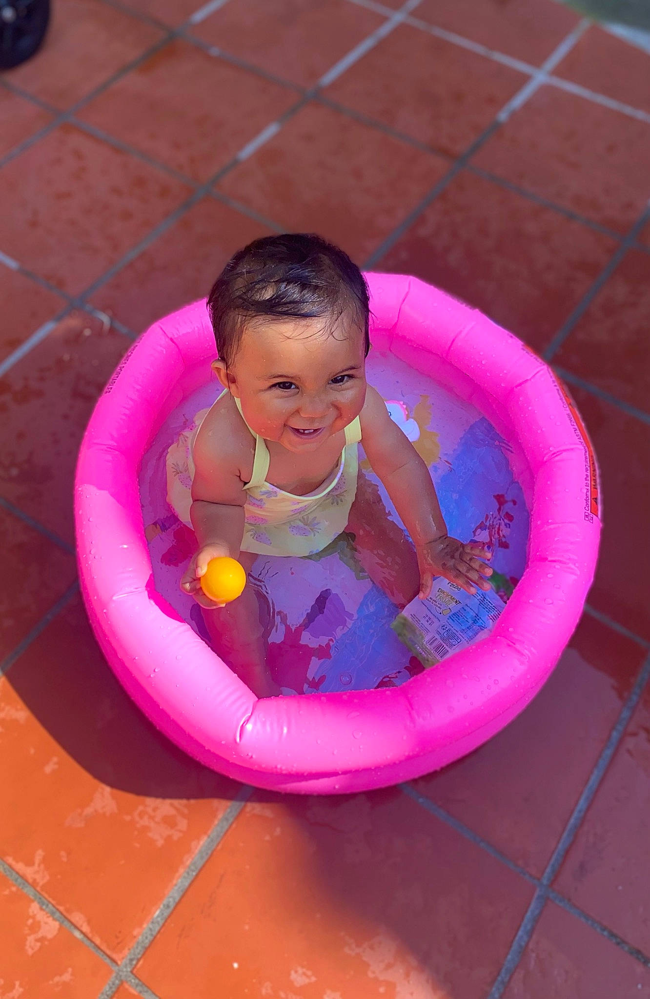 Kayla a rejoint le concours — aidez-le/la à gagner de superbes lots ! baby_toddler_clothing, bathing, child, circle, fluid, fun, games, happy, inflatable, joy, leisure, magenta, person, pink, play, purple, recreation, smile, swimming_pool, toddler