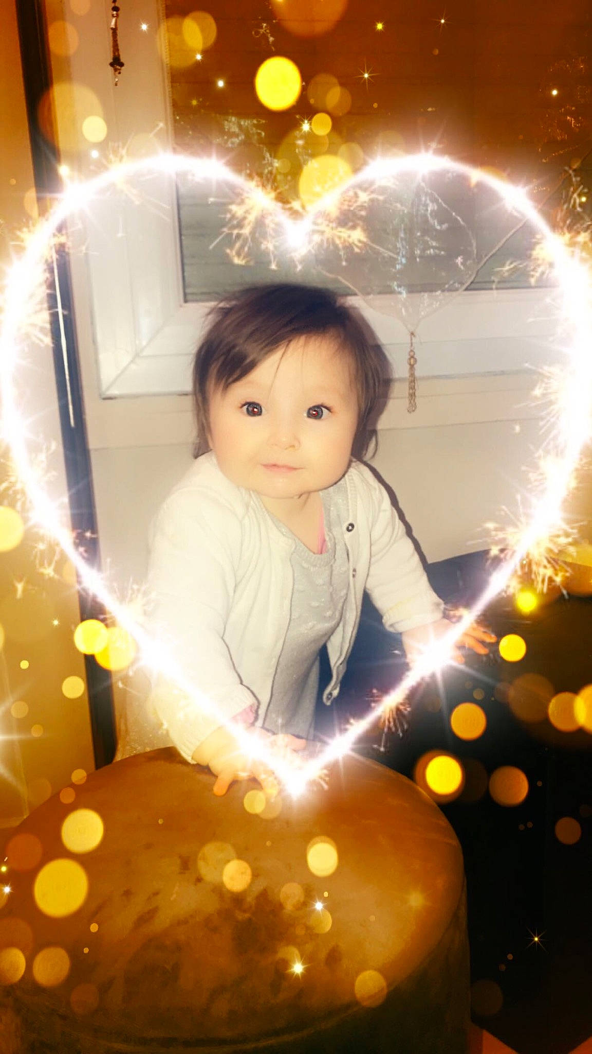 Assya participe au concours pour gagner de l'argent avec cette photo : child, computer_wallpaper, girl, happiness, infant, light, lighting, person, smile, toddler, yellow