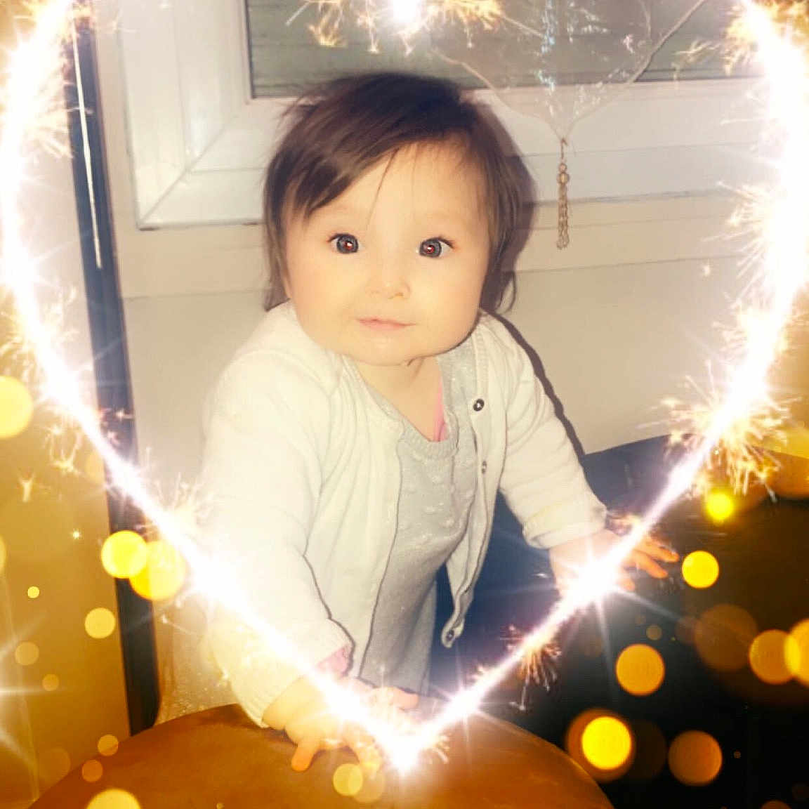 Assya participe au concours pour gagner de l'argent avec cette photo : child, computer_wallpaper, girl, happiness, infant, light, lighting, person, smile, toddler, yellow