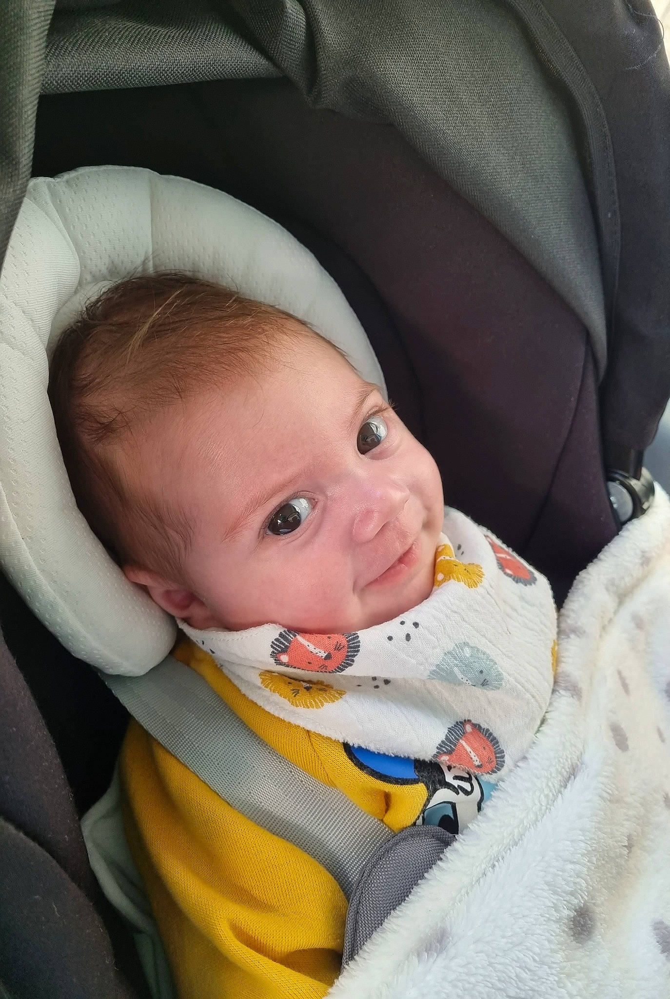 Louka participe au concours pour gagner de l'argent avec cette photo : baby, baby_carriage, baby_products, baby_toddler_clothing, bib, car_seat, cheek, child, collar, comfort, facial_expression, happy, hat, linens, outerwear, person, sitting, skin, sleeve, smile