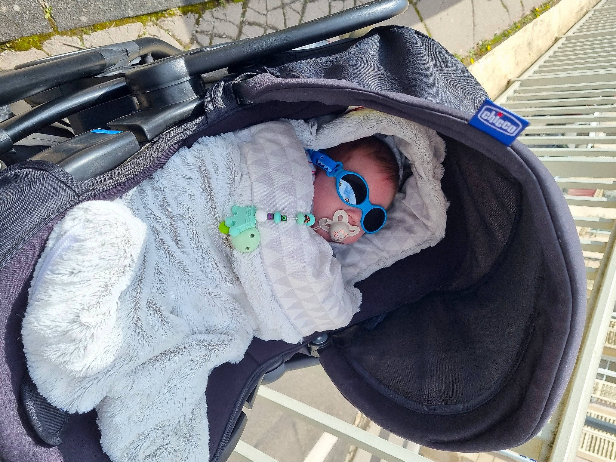 Louka participe au concours pour gagner de l'argent avec cette photo : auto_part, automotive_exterior, baby_carriage, baby_products, bag, baggage, comfort, electric_blue, eyewear, goggles, hat, luggage_and_bags, motor_vehicle, person, personal_protective_equipment, recreation, stairs, sunglasses, trunk, windshield