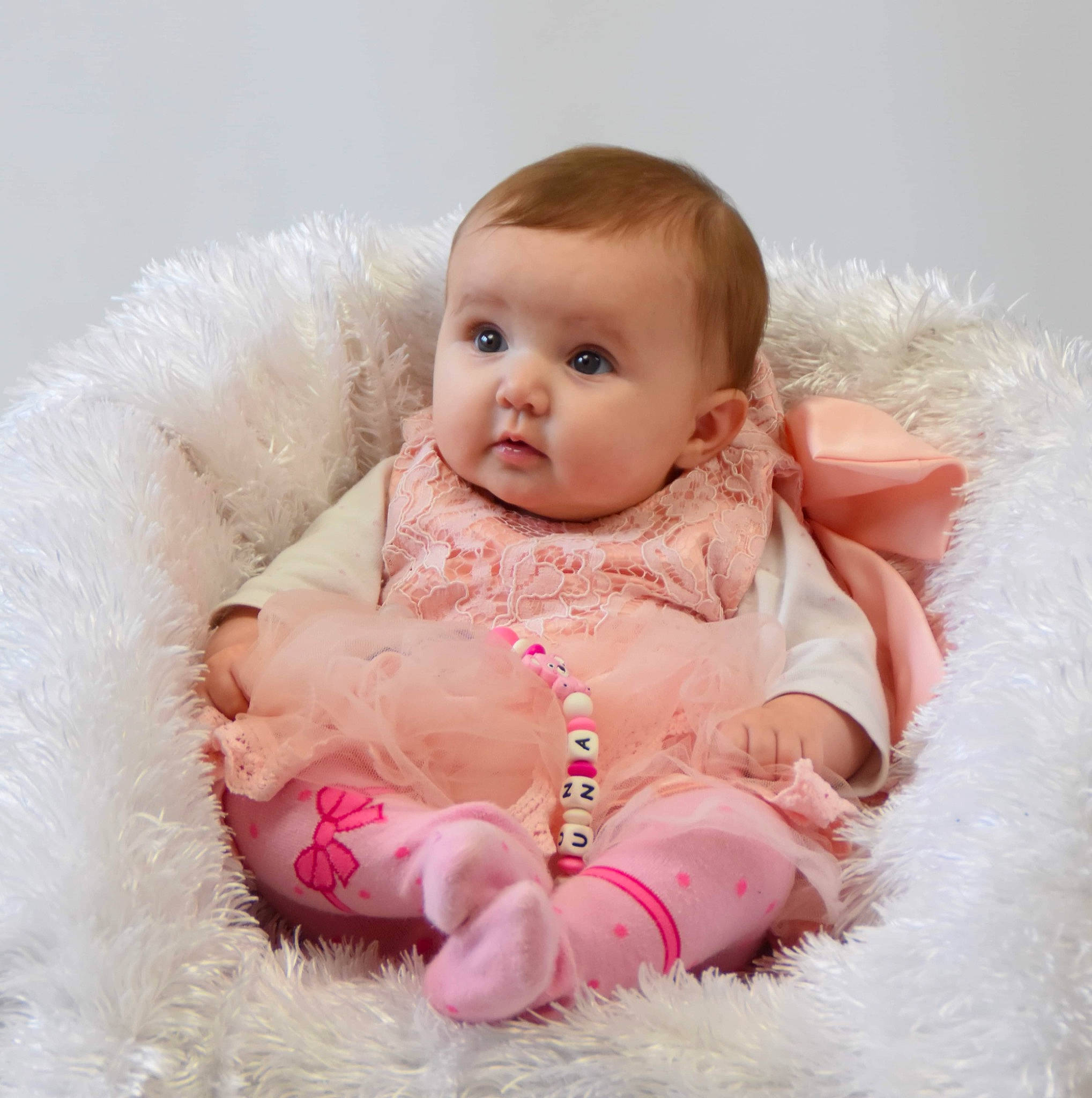 Luna a rejoint le concours — aidez-le/la à gagner de superbes lots ! baby, baby_products, baby_toddler_clothing, cheek, child, costume, eye, face, fur, head, iris, lip, person, pink, portrait_photography, product, sitting, skin, smile, textile