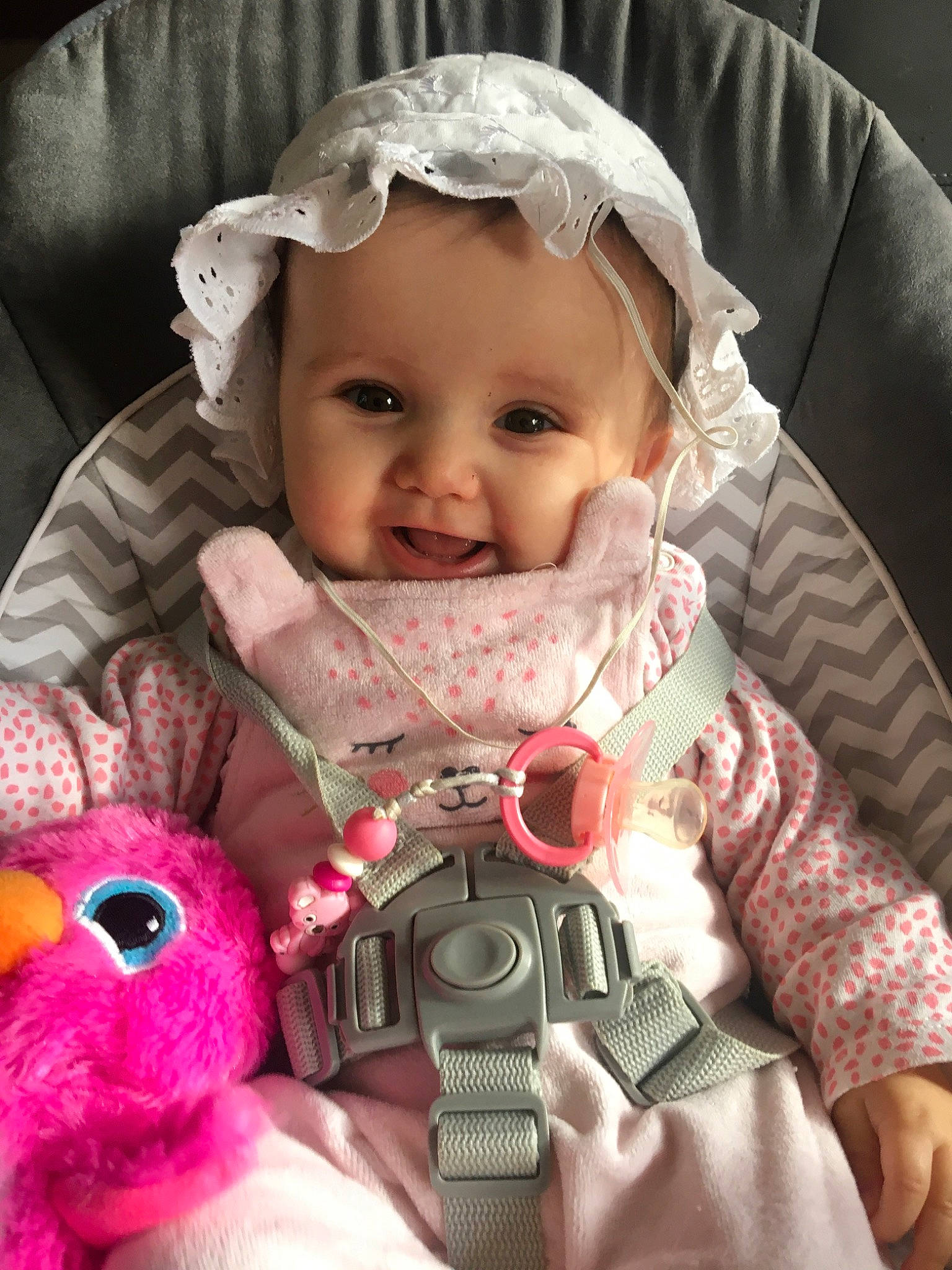 Luna a rejoint le concours — aidez-le/la à gagner de superbes lots ! baby, baby_in_car_seat, baby_products, cheek, child, eye, nose, person, pink, play, product, skin, smile, toddler