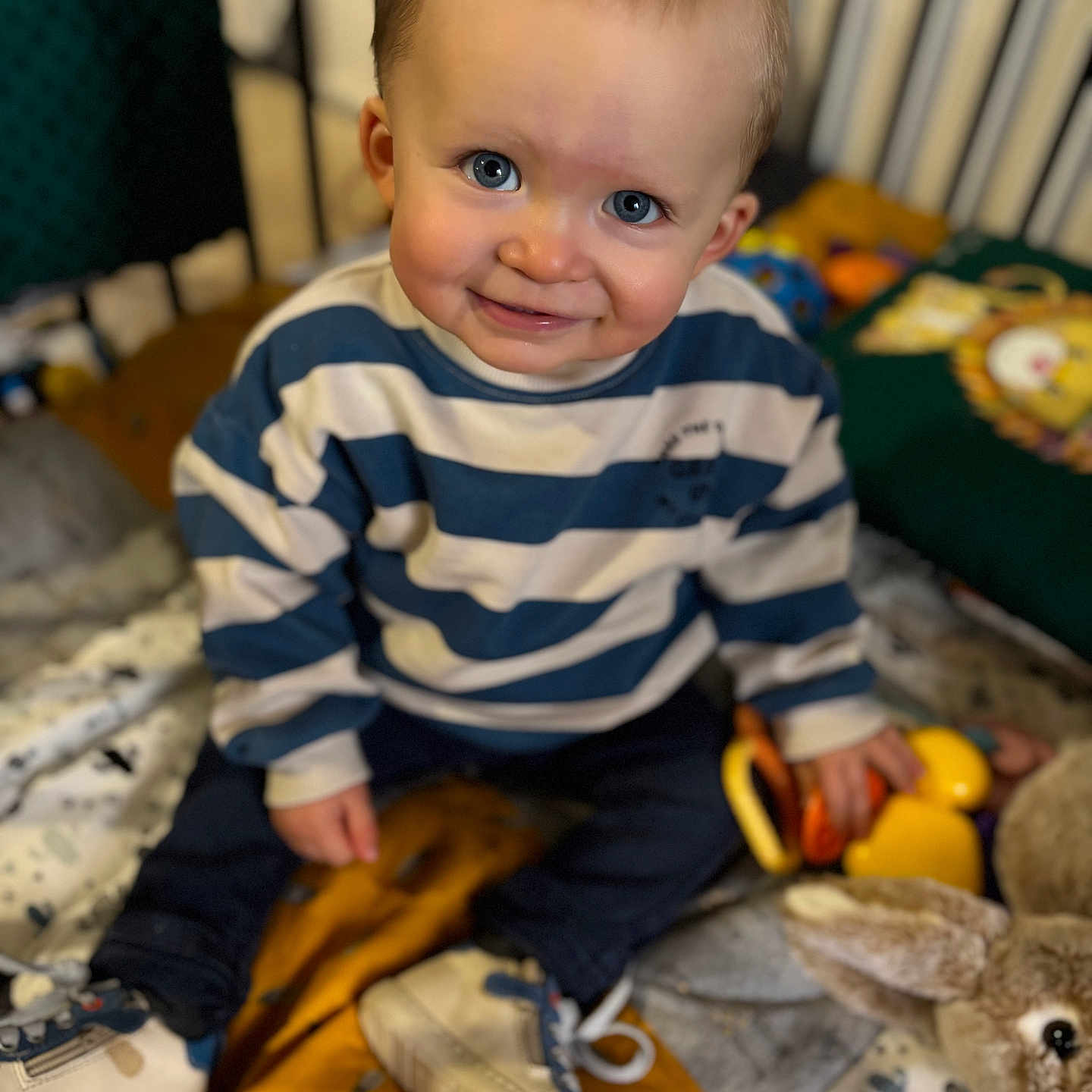 Yzaac a rejoint le concours — aidez-le/la à gagner de superbes lots ! baby, bodypart, clothing, couch, crib, cushion, face, finger, footwear, furniture, hand, head, infantbed, pants, person, photography, portrait, shoe, sitting, sneaker