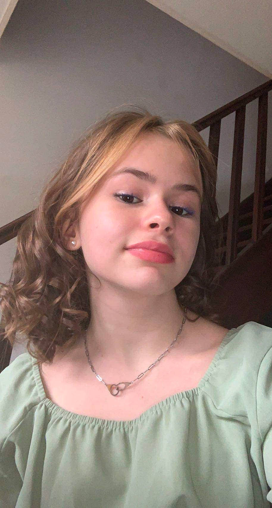 Emma participe au concours pour gagner de l'argent avec cette photo : cheek, chin, eye, eyebrow, eyelash, face, flash_photography, forehead, hairstyle, iris, jaw, layered_hair, lip, long_hair, makeover, mouth, neck, nose, person, shoulder