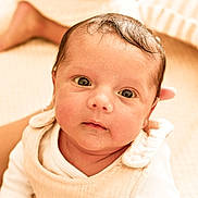 Nuno a rejoint le concours — aidez-le/la à gagner de superbes lots ! baby, background, child, closeup, clothing, cute, expression, eyes, face, head, indoors, infant, looking_up, newborn, person, portrait, sitting, skin, soft_light, warm_colors