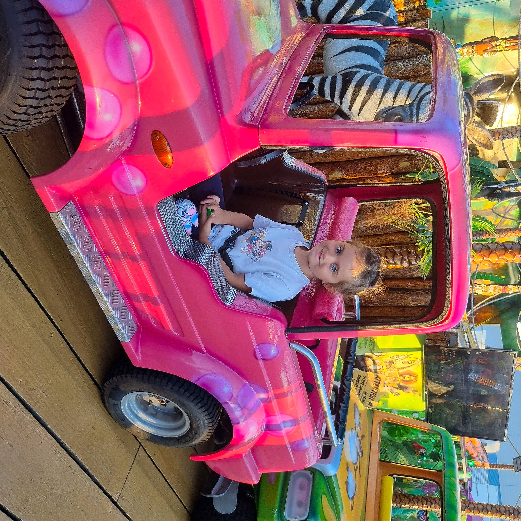 Liberty participe au concours pour gagner de l'argent avec cette photo : art, auto_part, automotive_design, automotive_exterior, automotive_lighting, automotive_tire, automotive_wheel_system, car, fender, fun, green, joy, machine, magenta, motor_vehicle, person, pink, purple, tire, vehicle