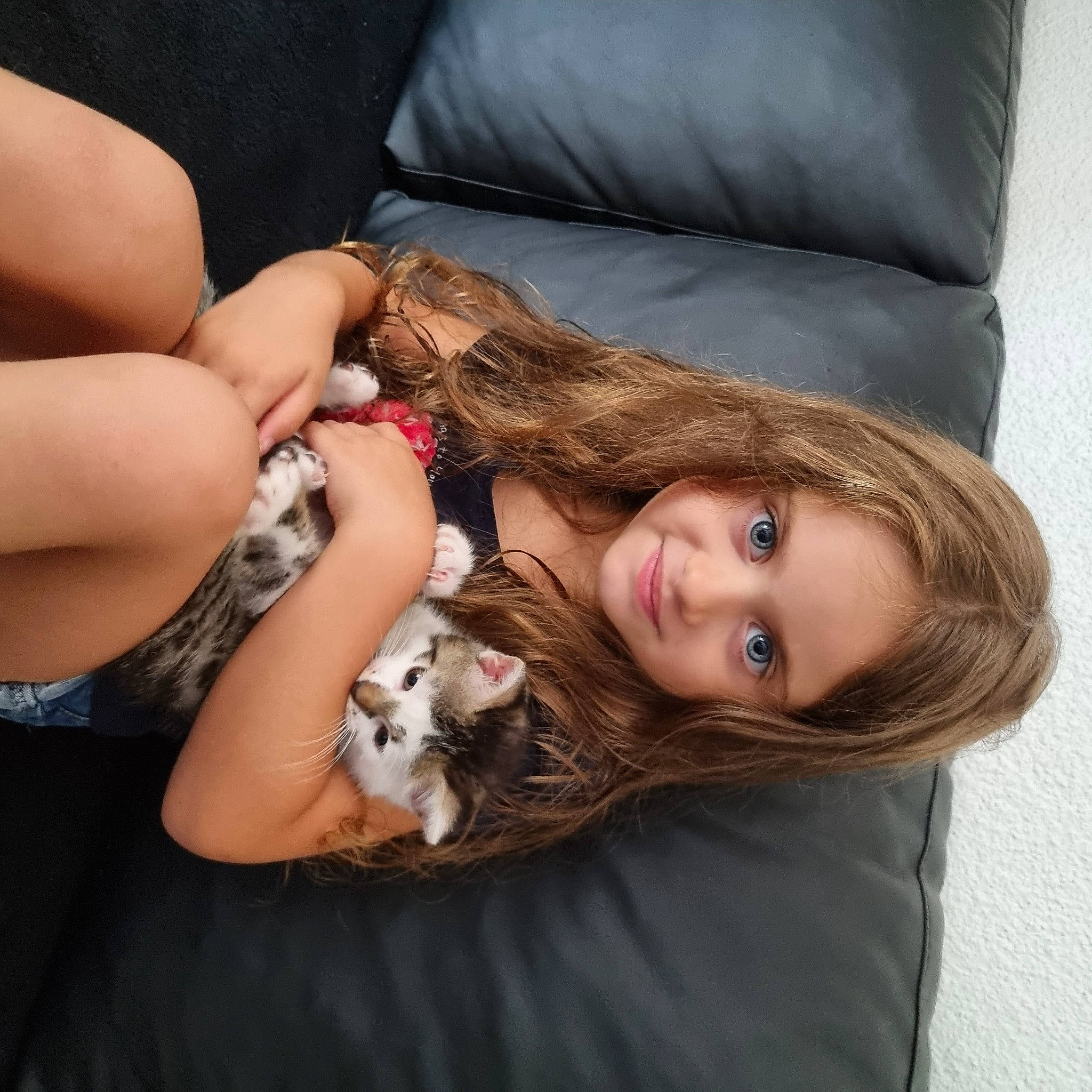 Liberty participe au concours pour gagner de l'argent avec cette photo : blond, brown_hair, carnivore, comfort, companion_dog, eyelash, fawn, felidae, finger, gesture, head, human_leg, joy, long_hair, mammal, nail, person, skin, small_to_medium_sized_cats, smile