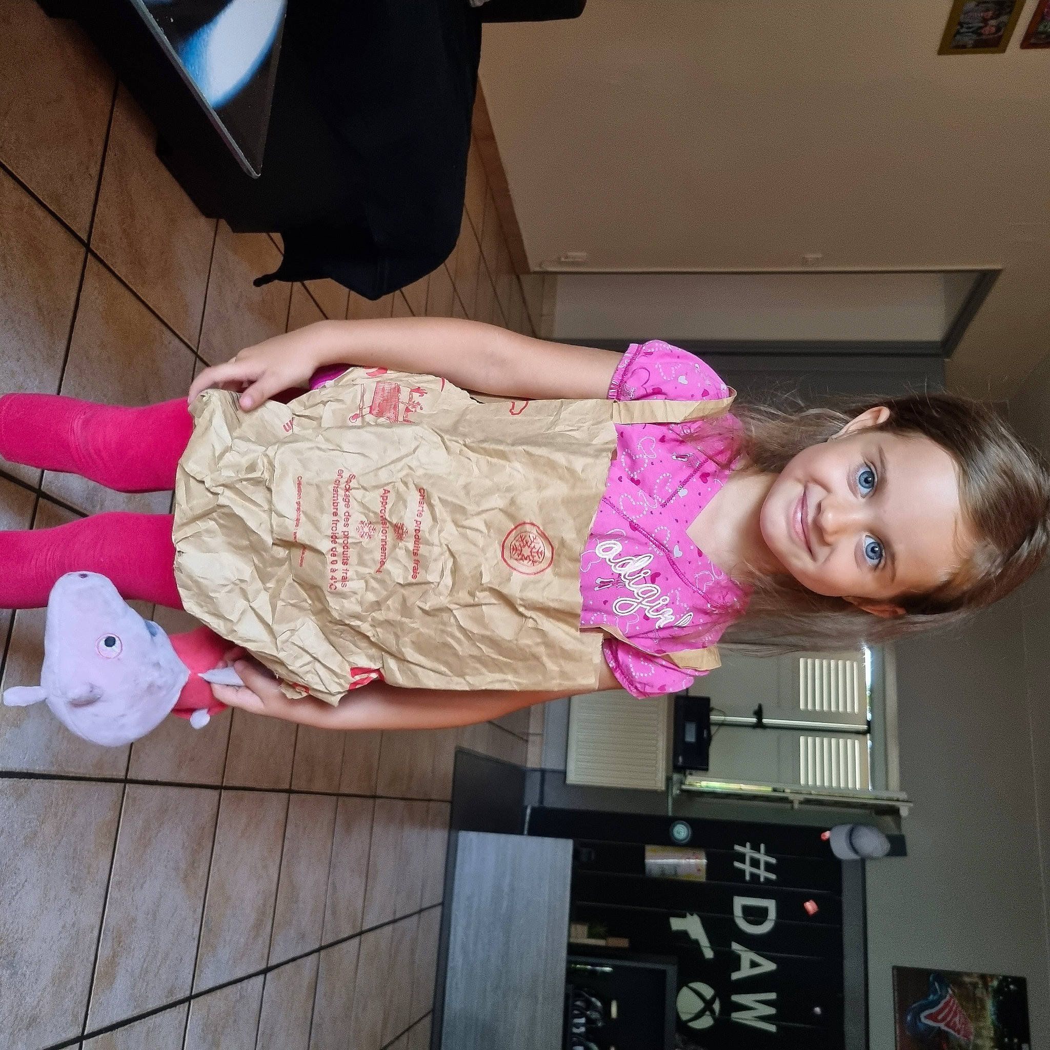 Liberty a rejoint le concours — aidez-le/la à gagner de superbes lots ! bag, child, flesh, fun, human_leg, joy, knee, magenta, person, pink, room, sandal, smile, thigh, toddler