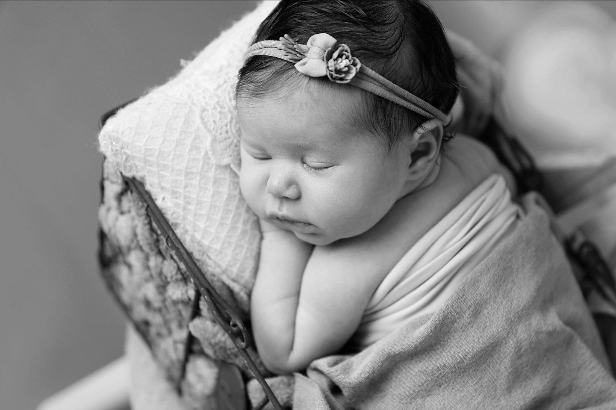 Inaya a rejoint le concours — aidez-le/la à gagner de superbes lots ! baby, baby_toddler_clothing, cheek, child, comfort, ear, fashion_accessory, flash_photography, grass, hand, happy, headband, headpiece, human_body, iris, monochrome, monochrome_photography, person, sitting, skin