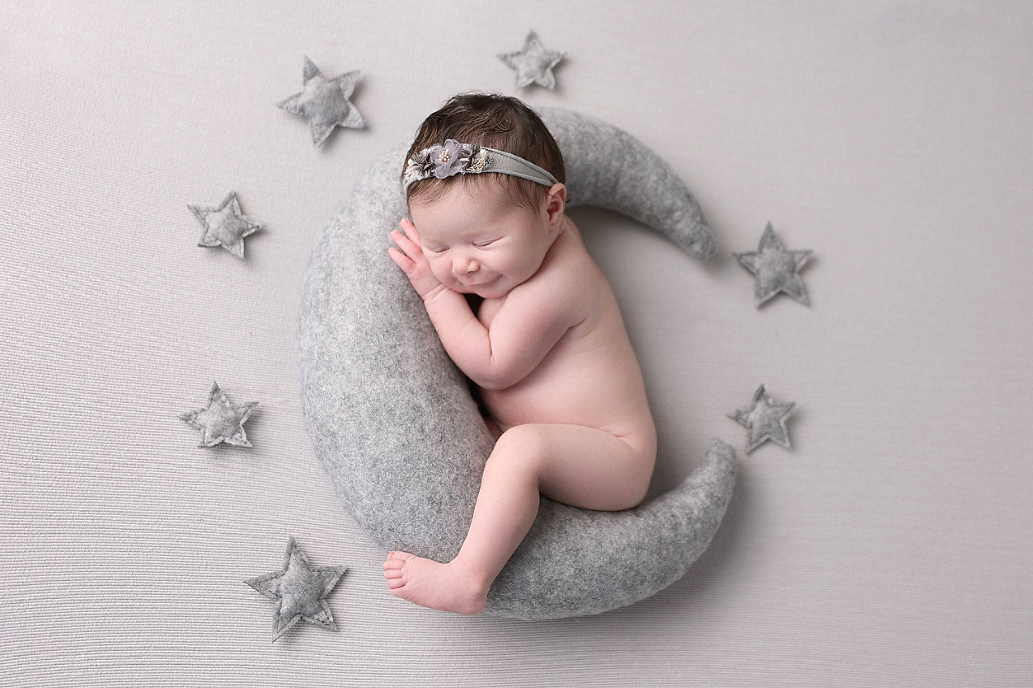 Inaya a rejoint le concours — aidez-le/la à gagner de superbes lots ! art, baby, baby_toddler_clothing, barefoot, chest, child, fashion_accessory, flesh, foot, grey, happy, human_leg, leg, person, room, sitting, still_life_photography, stomach, toddler, visual_arts