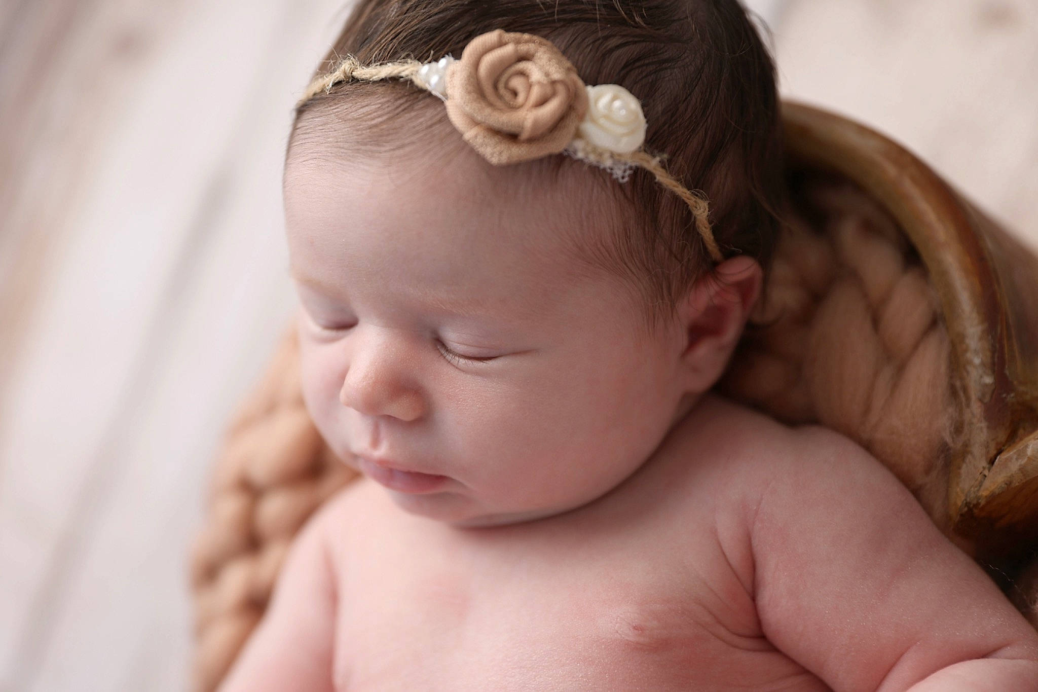 Inaya a rejoint le concours — aidez-le/la à gagner de superbes lots ! arm, baby, baby_toddler_clothing, cheek, comfort, ear, eyebrow, eyelash, hand, happy, headband, headpiece, human_body, iris, lip, nail, neck, nose, person, thumb