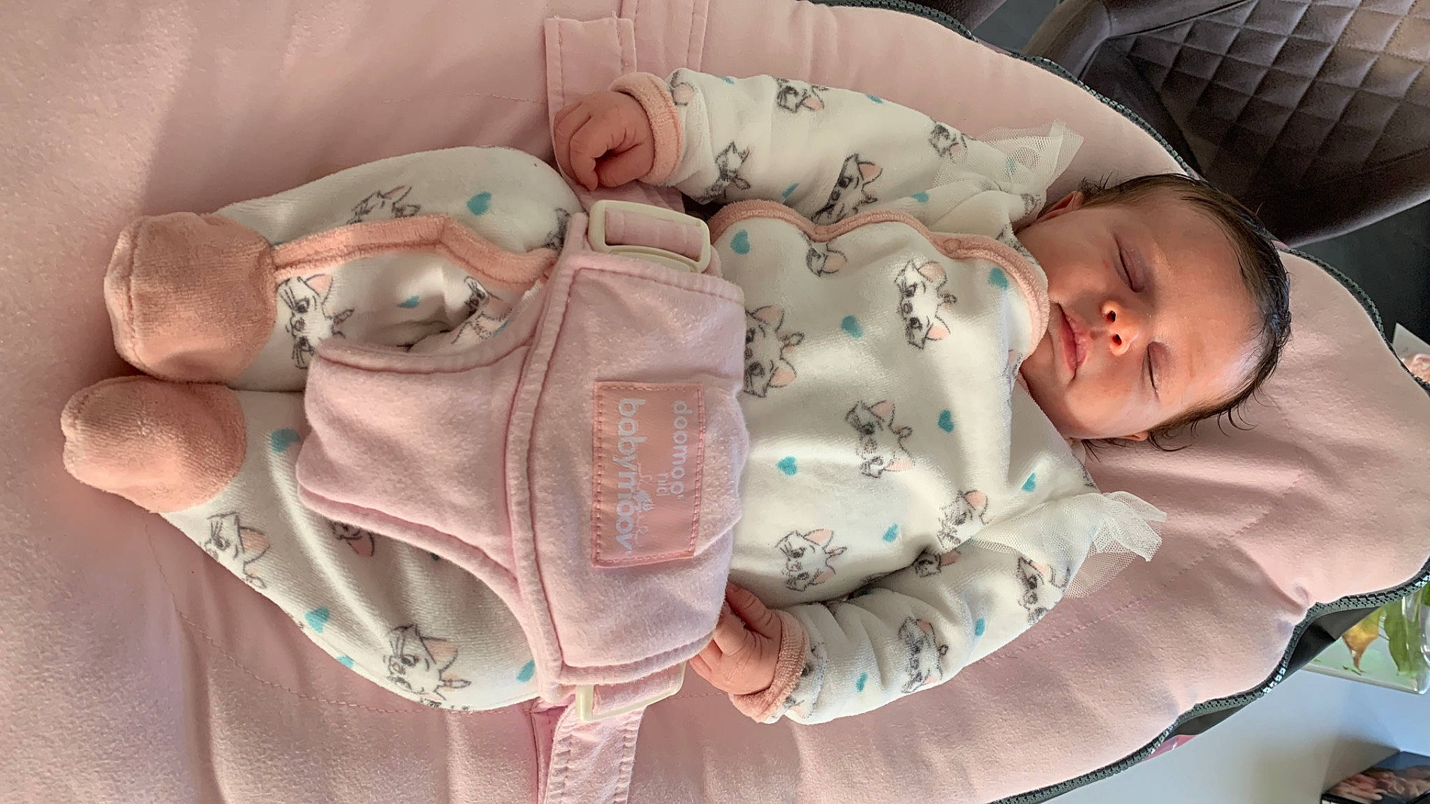 Inaya a rejoint le concours — aidez-le/la à gagner de superbes lots ! baby, baby_products, baby_sleeping, baby_toddler_clothing, bedtime, cheek, child, comfort, finger, hand, human_body, linens, mouth, nap, peach, person, pink, skin, sleeve, textile