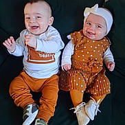 Lenço a rejoint le concours — aidez-le/la à gagner de superbes lots ! baby, infant, toddler, two_children, sitting, couch, sofa, polka_dot, headband, bow_headband, smile, happy, orange_clothing, white_shoes, sneakers, socks, hands, face, indoor, portrait