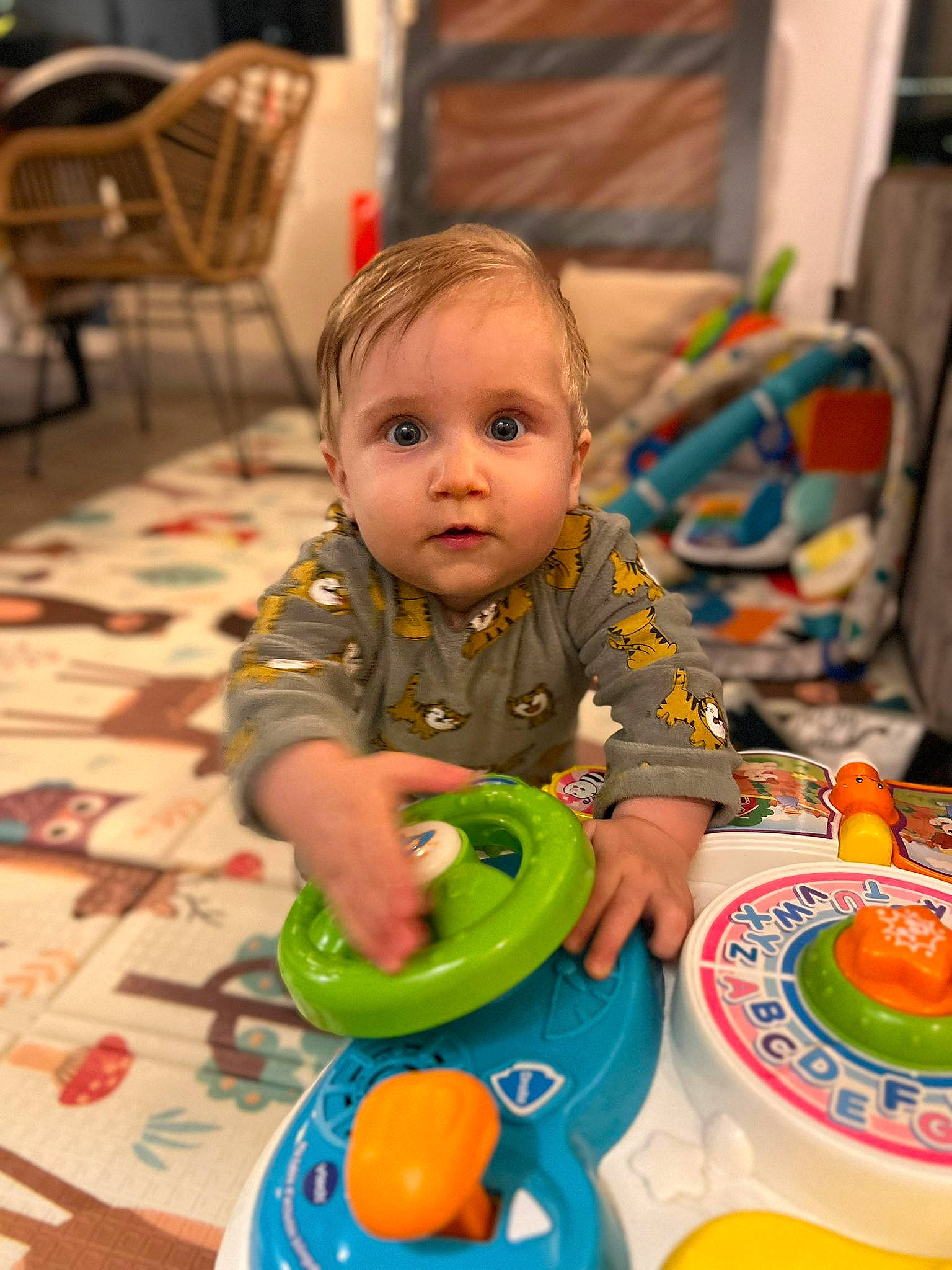 Giovanni participe au concours pour gagner de l'argent avec cette photo : baby, baby_playing_with_toys, baby_products, baby_toddler_clothing, baby_toys, chair, cheek, child, event, flooring, fun, happy, party, person, plastic, play, room, sharing, sitting, toddler