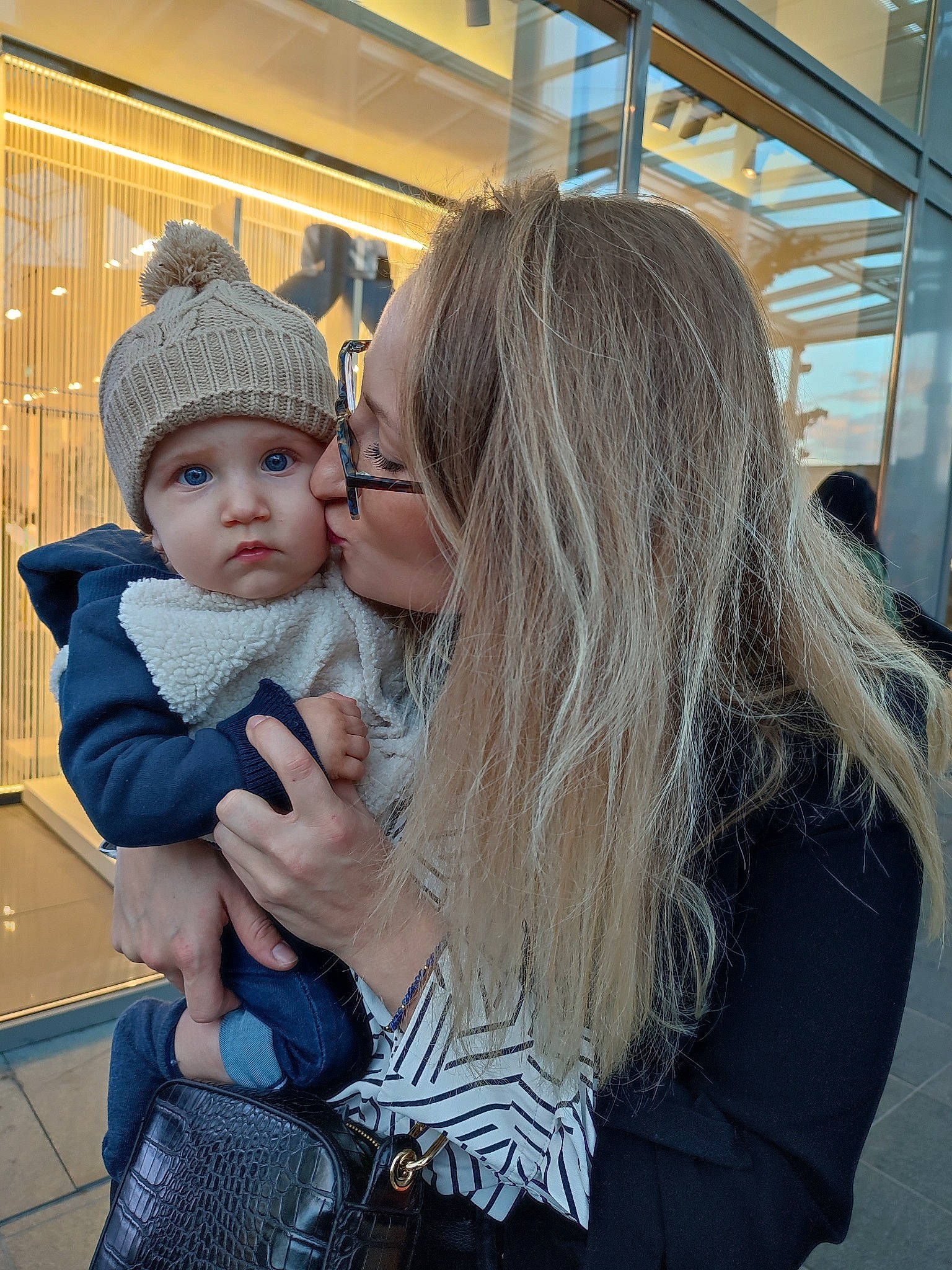 Giovanni a rejoint le concours — aidez-le/la à gagner de superbes lots ! baby, baby_toddler_clothing, beanie, cap, child, electric_blue, event, fun, fur, gesture, happy, hat, headwear, hug, kiss, leisure, love, person, recreation, sitting