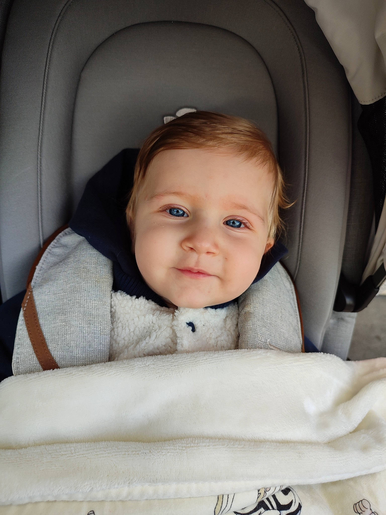 Giovanni a rejoint le concours — aidez-le/la à gagner de superbes lots ! auto_part, automotive_design, baby, baby_in_car_seat, baby_toddler_clothing, car_seat, car_seat_cover, cheek, child, comfort, family_car, flash_photography, fun, happy, head_restraint, luxury_vehicle, person, personal_luxury_car, sitting, smile