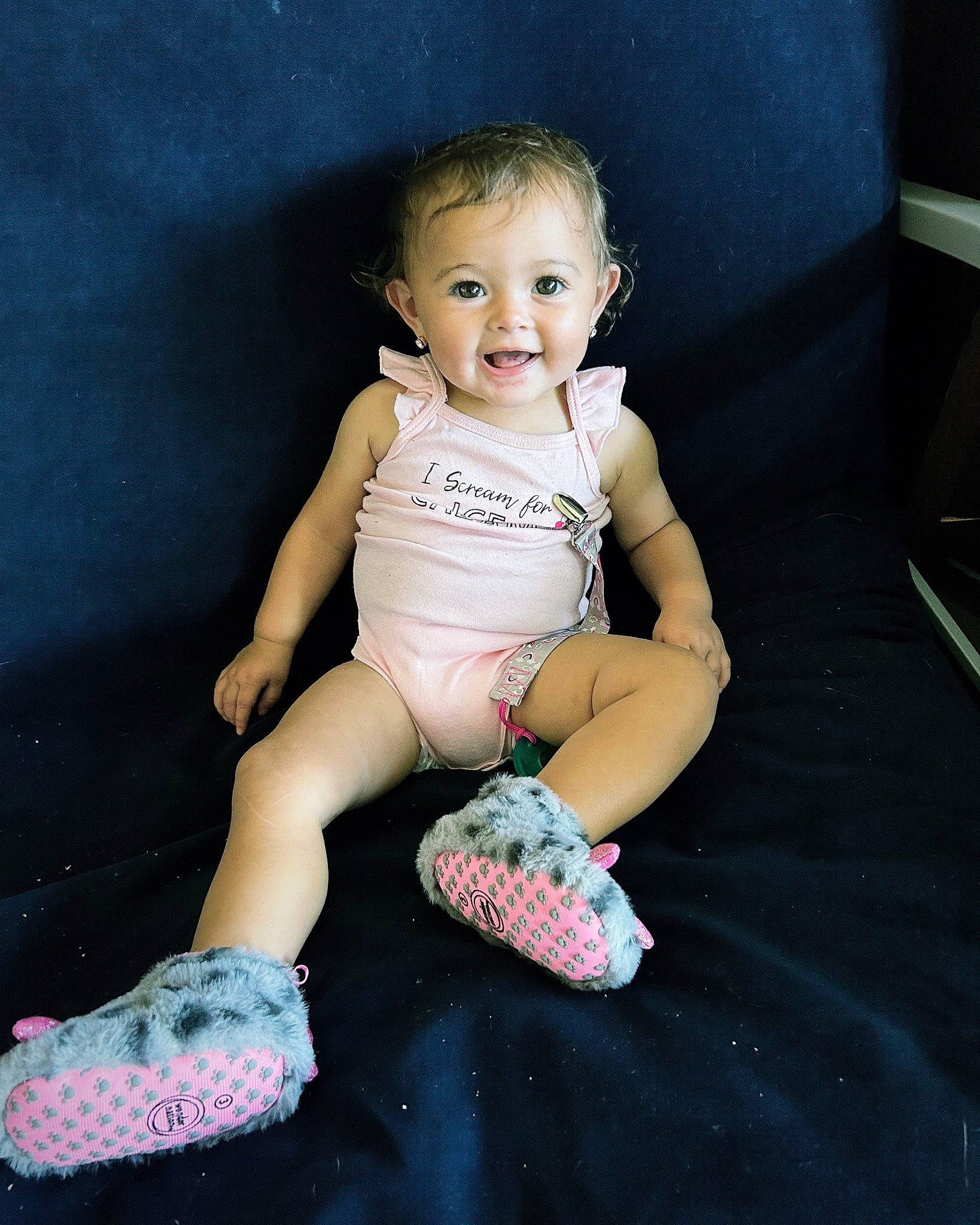 Izabella is registered to the contest to win money with this photo: arm, baby_toddler_clothing, barefoot, finger, flash_photography, foot, fun, happy, head, human_body, joint, joy, knee, leg, person, pink, shoulder, sleeve, smile, t_shirt