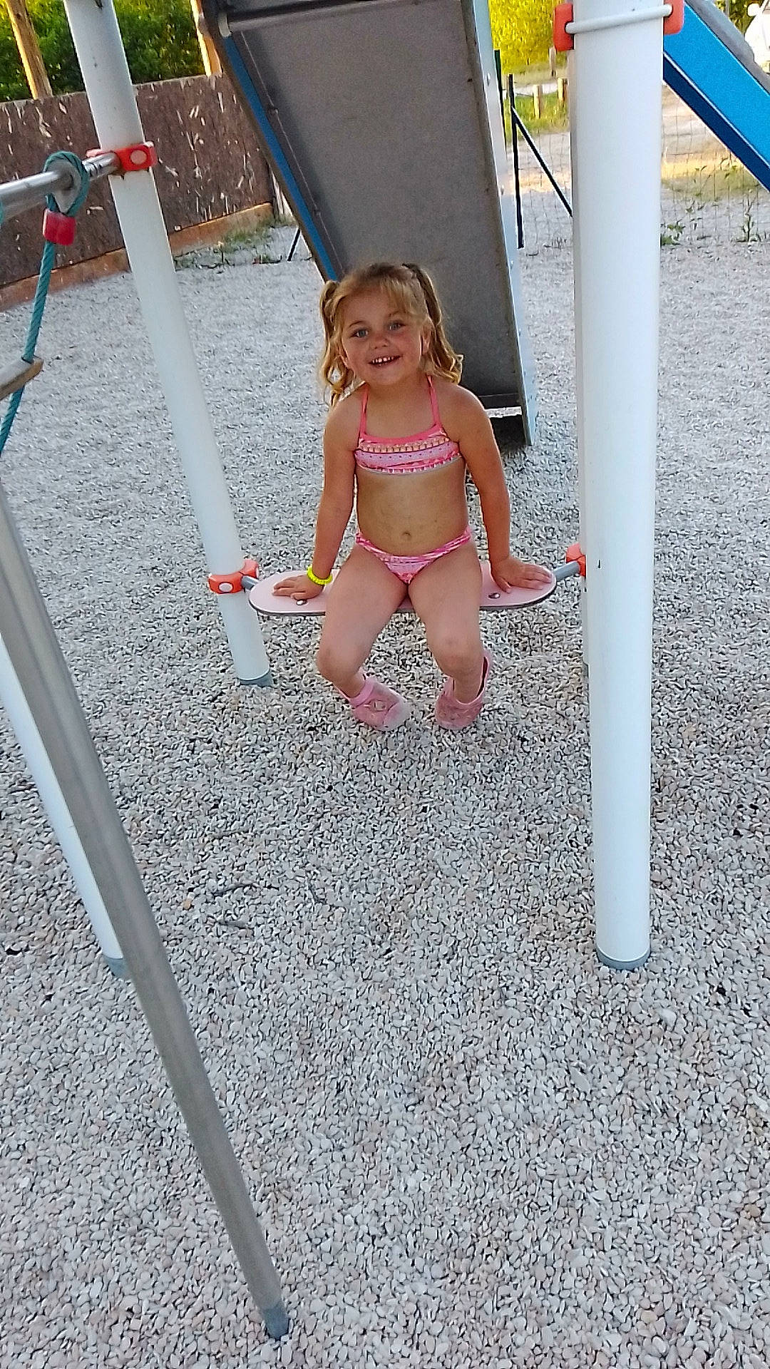 Alizé participe au concours pour gagner de l'argent avec cette photo : asphalt, baby, barefoot, brassiere, chest, child, concrete, flooring, foot, fun, human_leg, joy, knee, leisure, navel, person, road_surface, swimwear, thigh, toddler