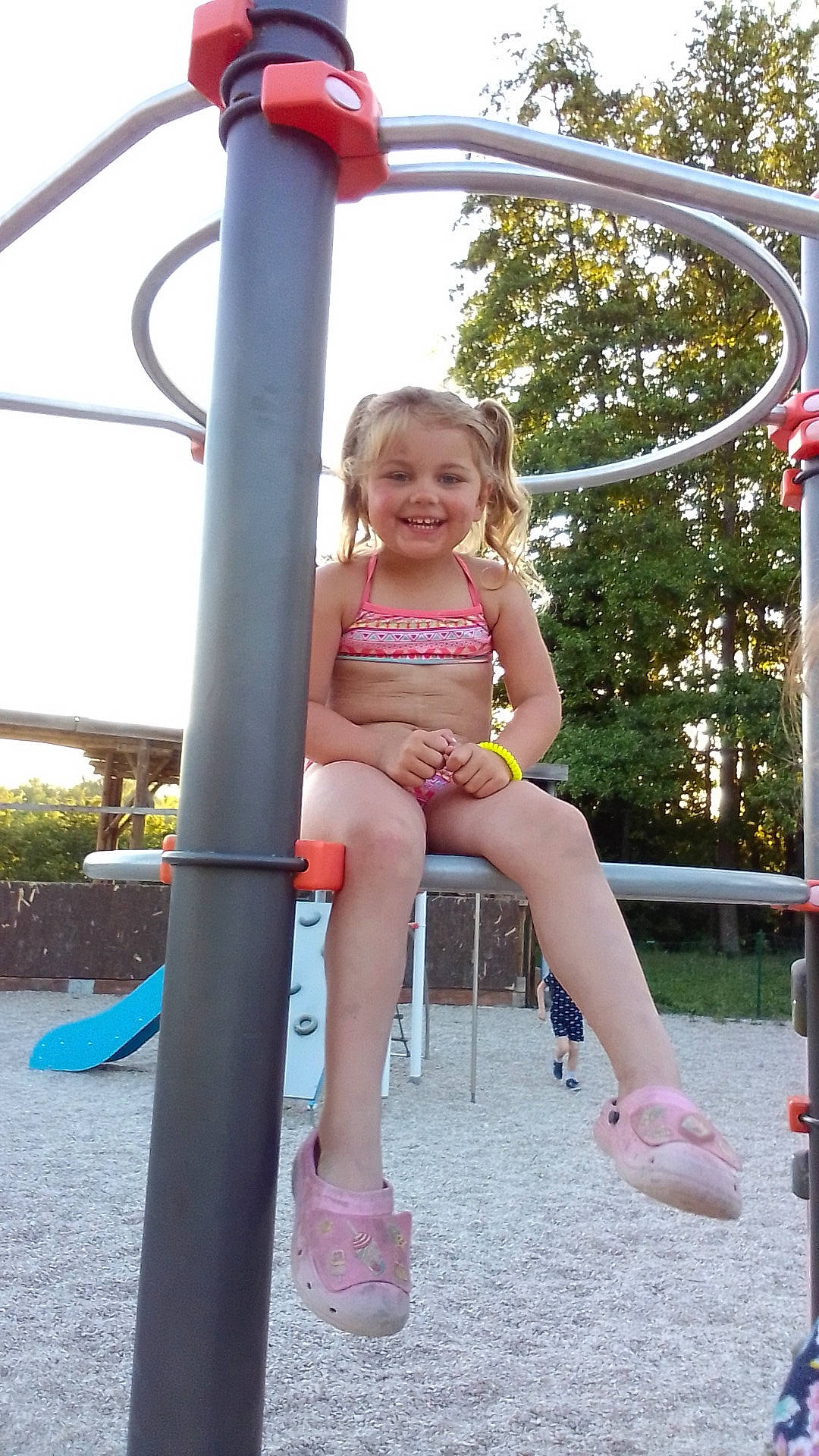 Alizé participe au concours pour gagner de l'argent avec cette photo : baby_toddler_clothing, child, city, fun, happy, joy, leg, leisure, outdoor_play_equipment, person, pink, playground, recreation, shorts, skin, sky, smile, standing, swing, thigh